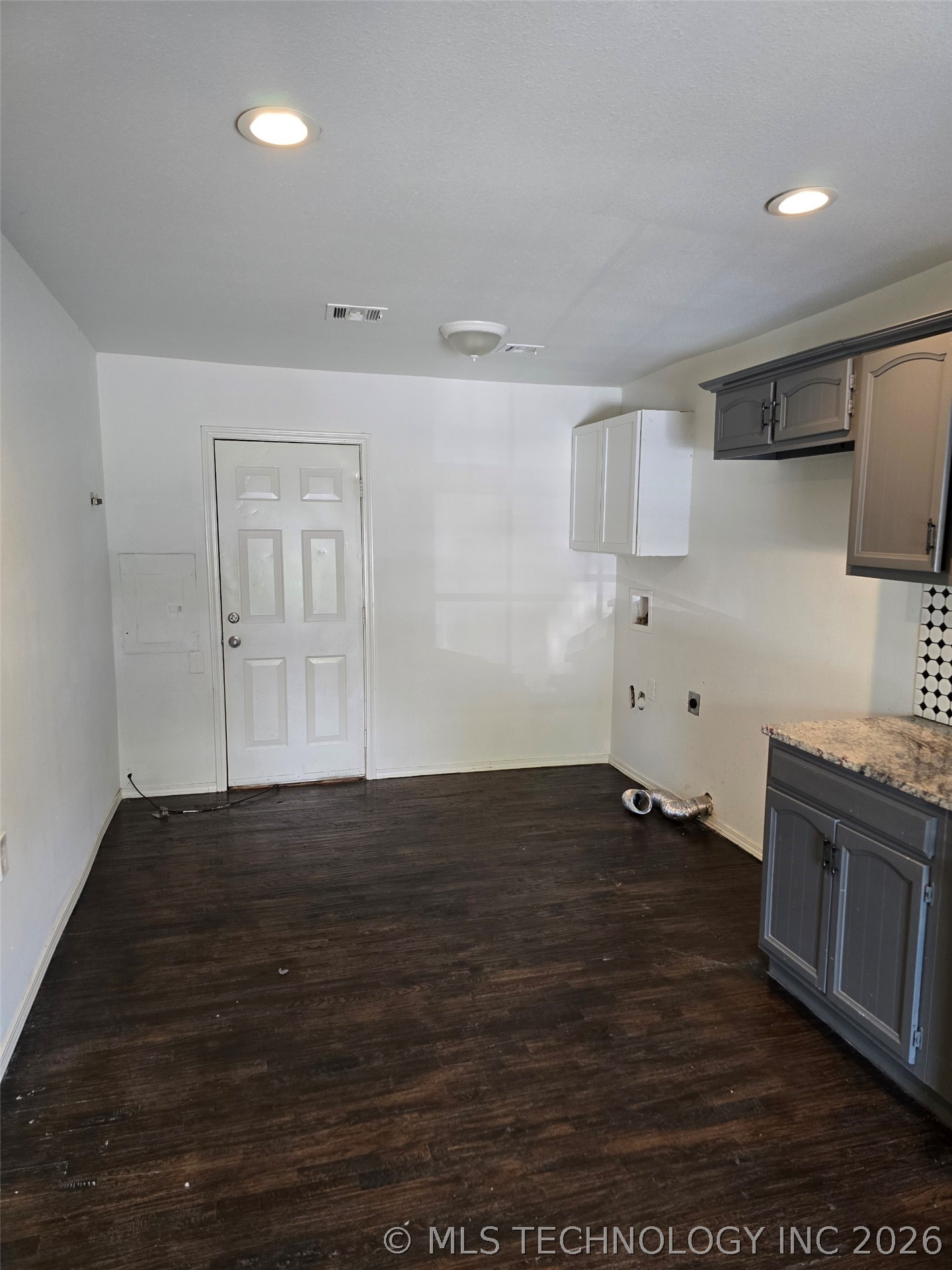 2714 E Newton Place Property Photo 5
