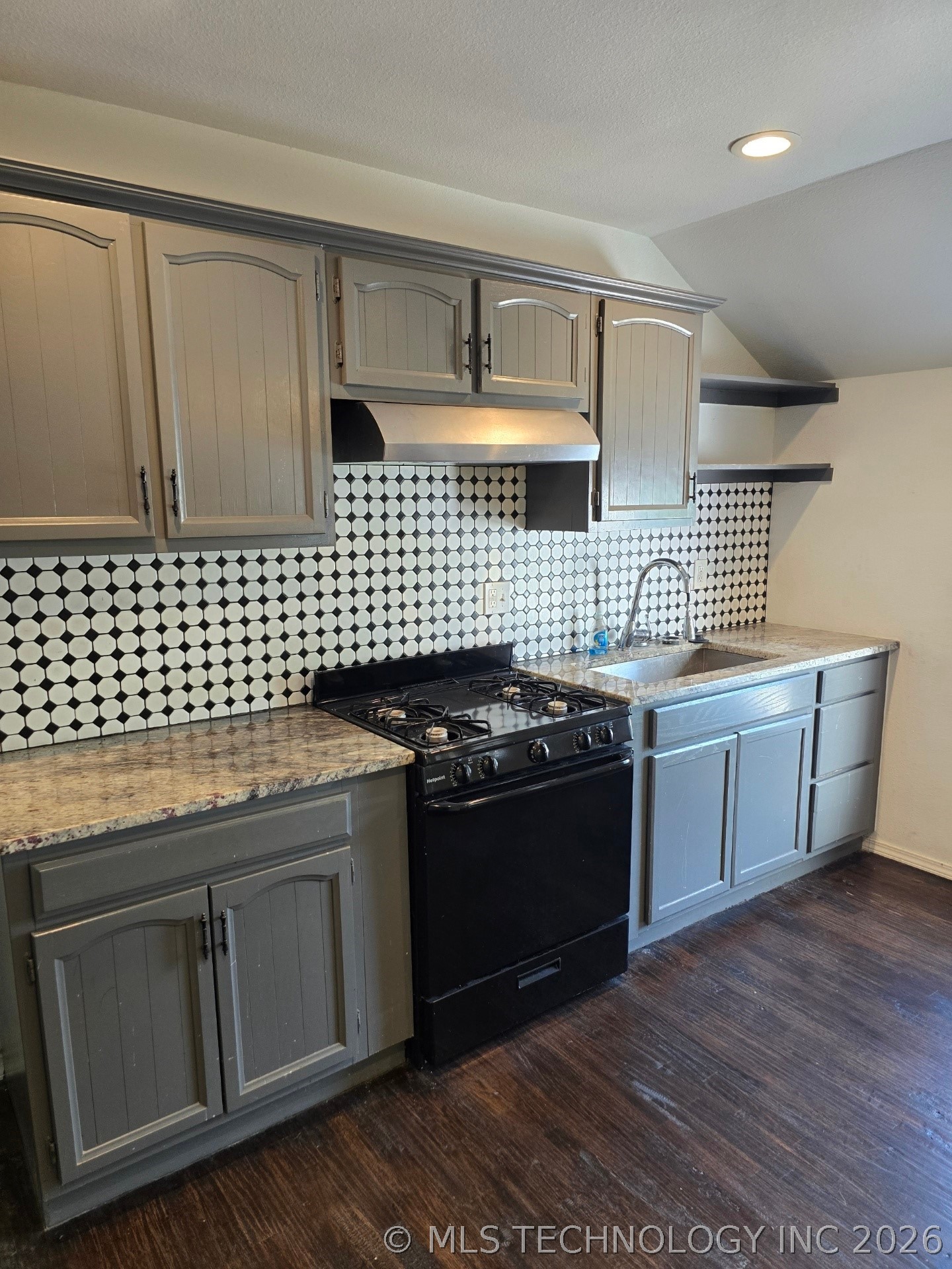 2714 E Newton Place Property Photo 6