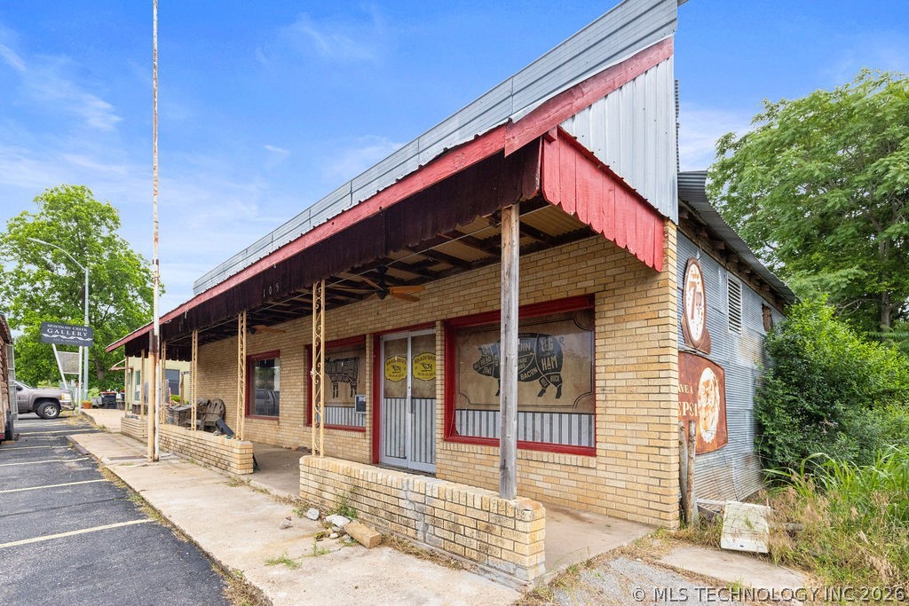 105 N Main Property Photo 4