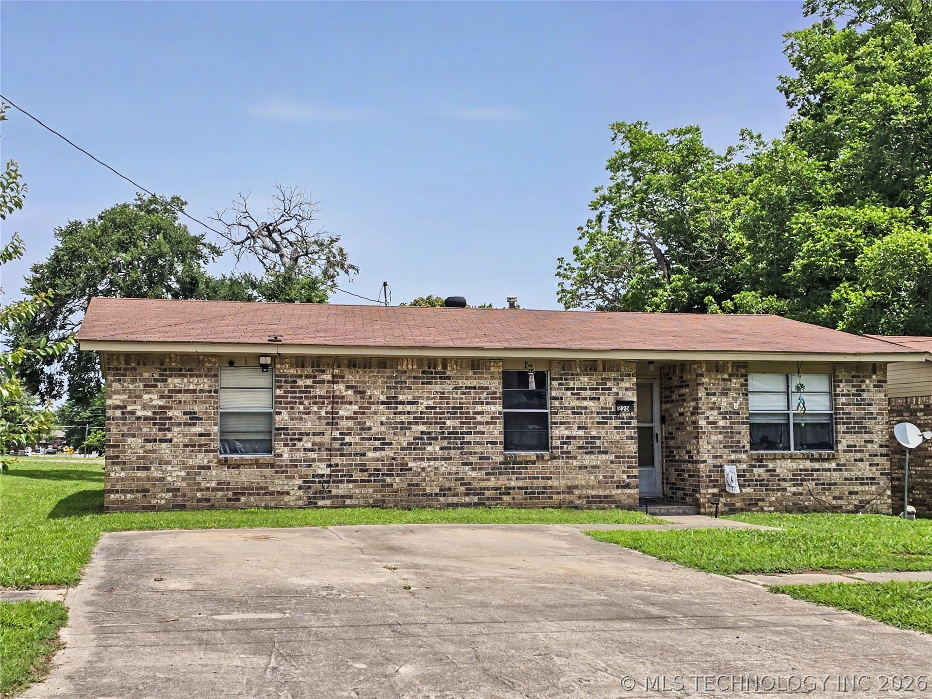 220 W Ross Street Property Photo 4