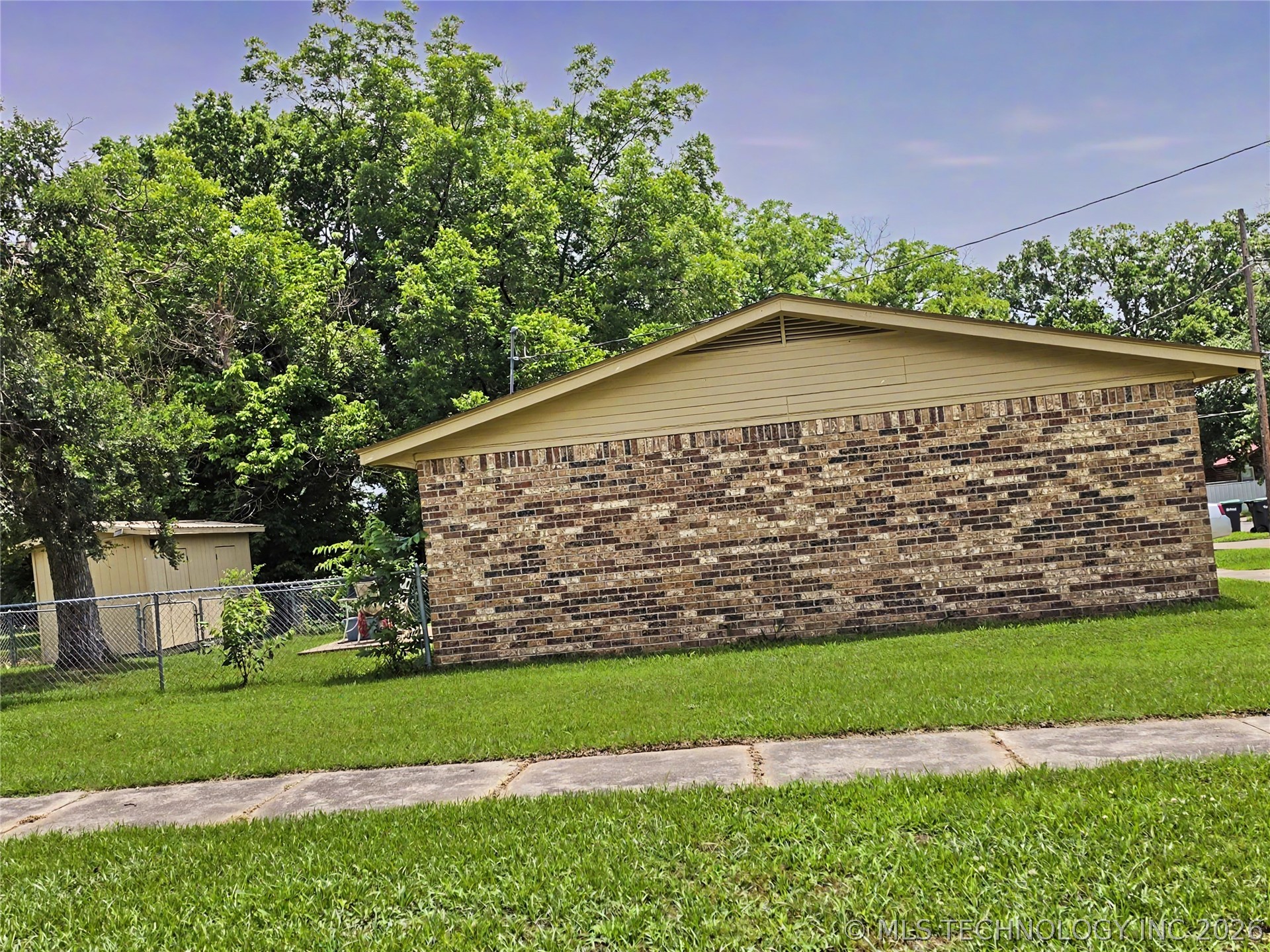220 W Ross Street Property Photo 6