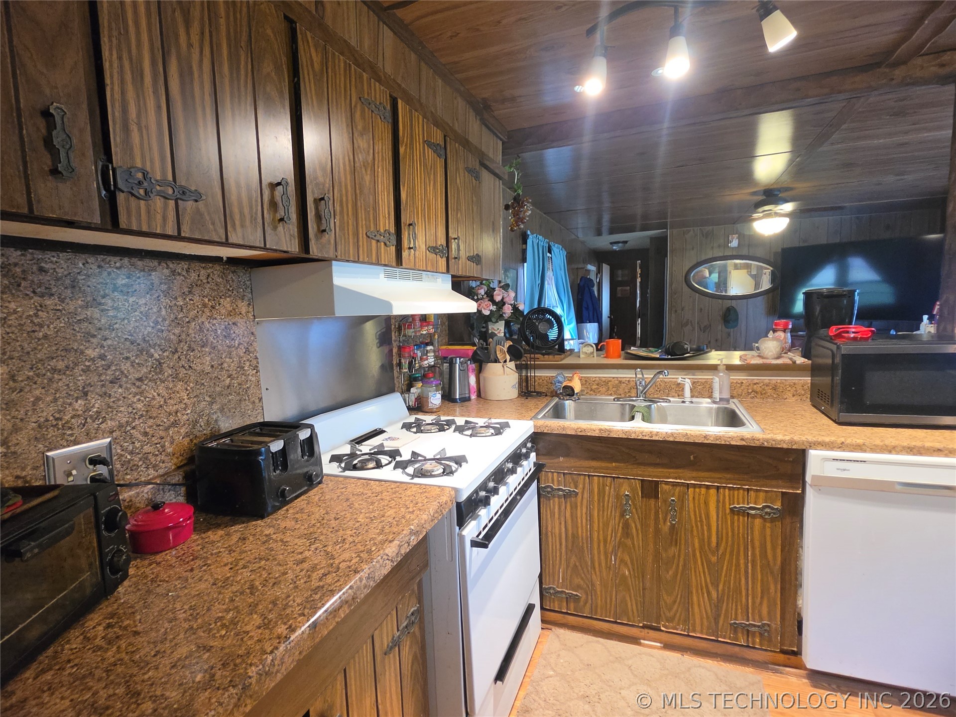 416335 Lagoon Drive Property Photo 4