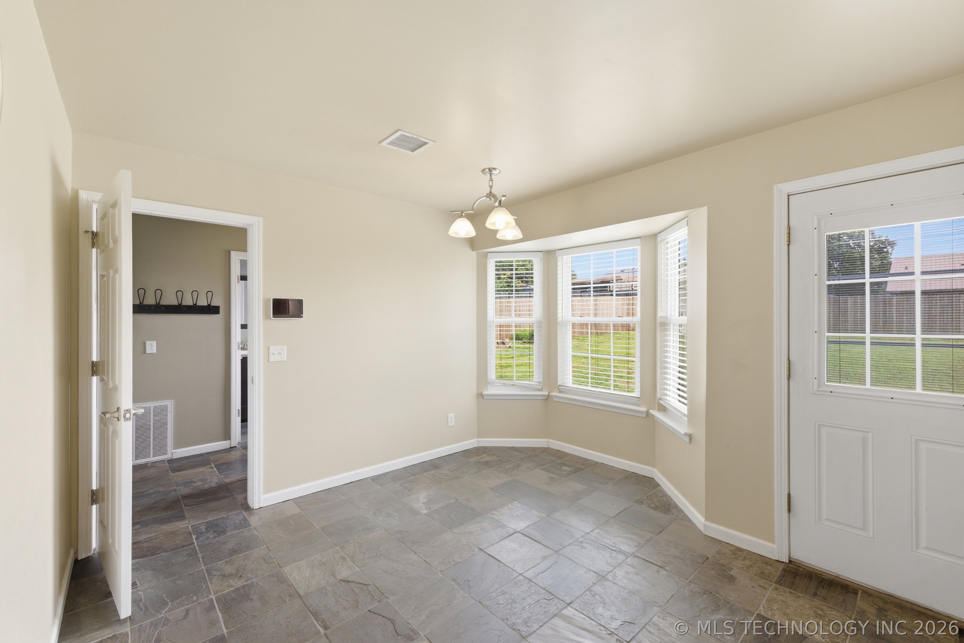4901 S Narcissus Avenue Property Photo 11