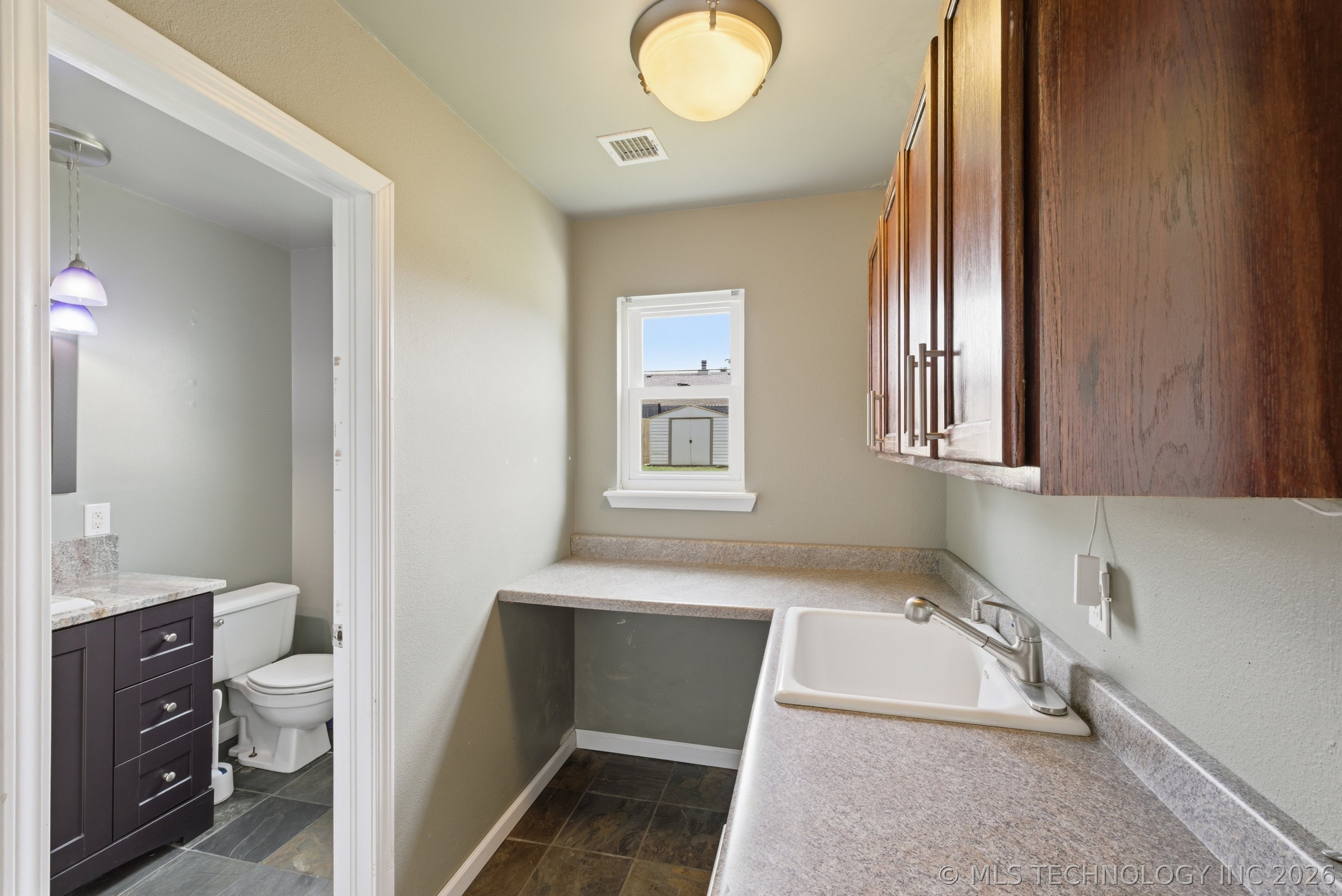 4901 S Narcissus Avenue Property Photo 15