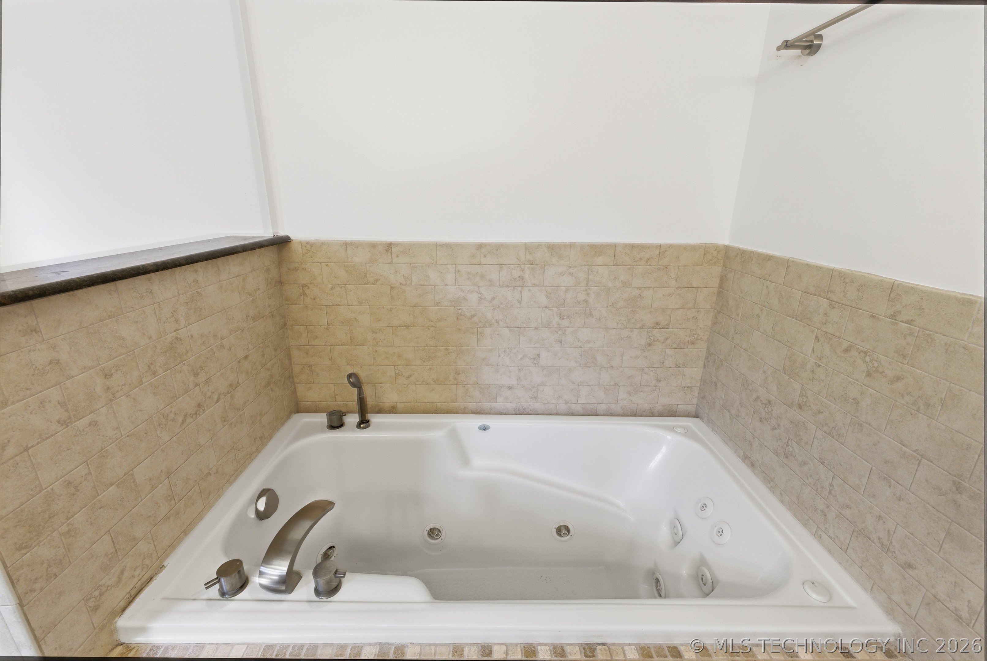 4901 S Narcissus Avenue Property Photo 21
