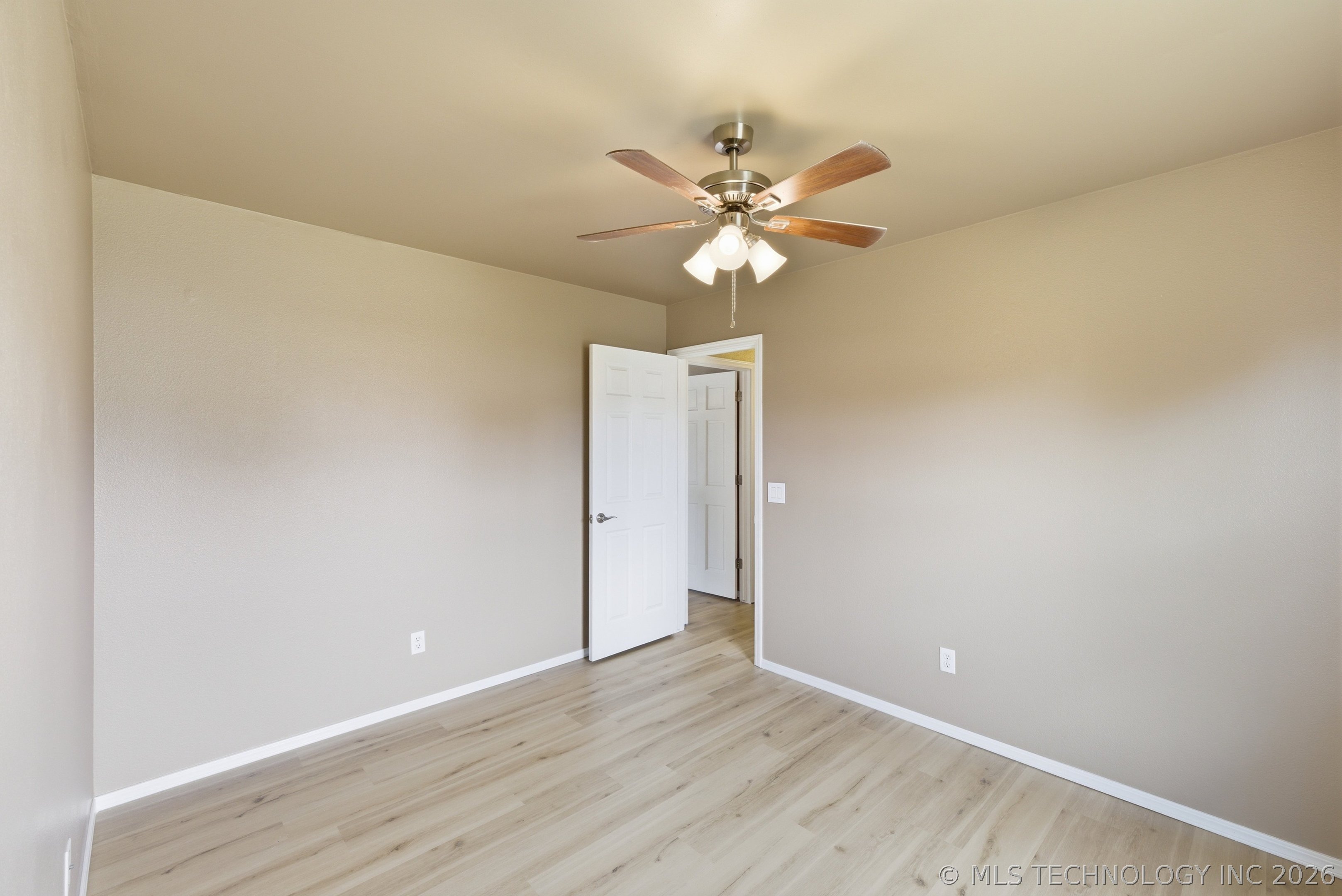 4901 S Narcissus Avenue Property Photo 31