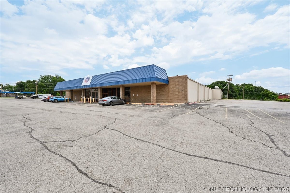 4915 S Union Avenue Property Photo 3