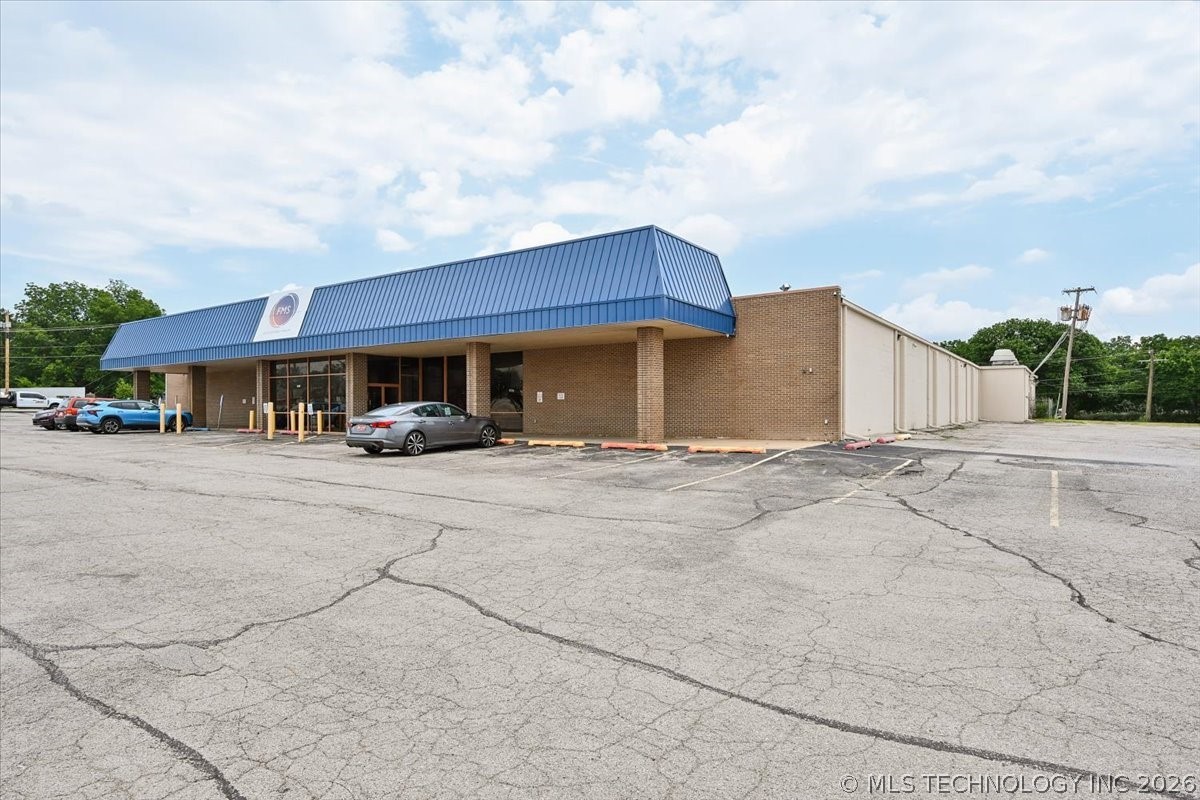 4915 S Union Avenue Property Photo 4