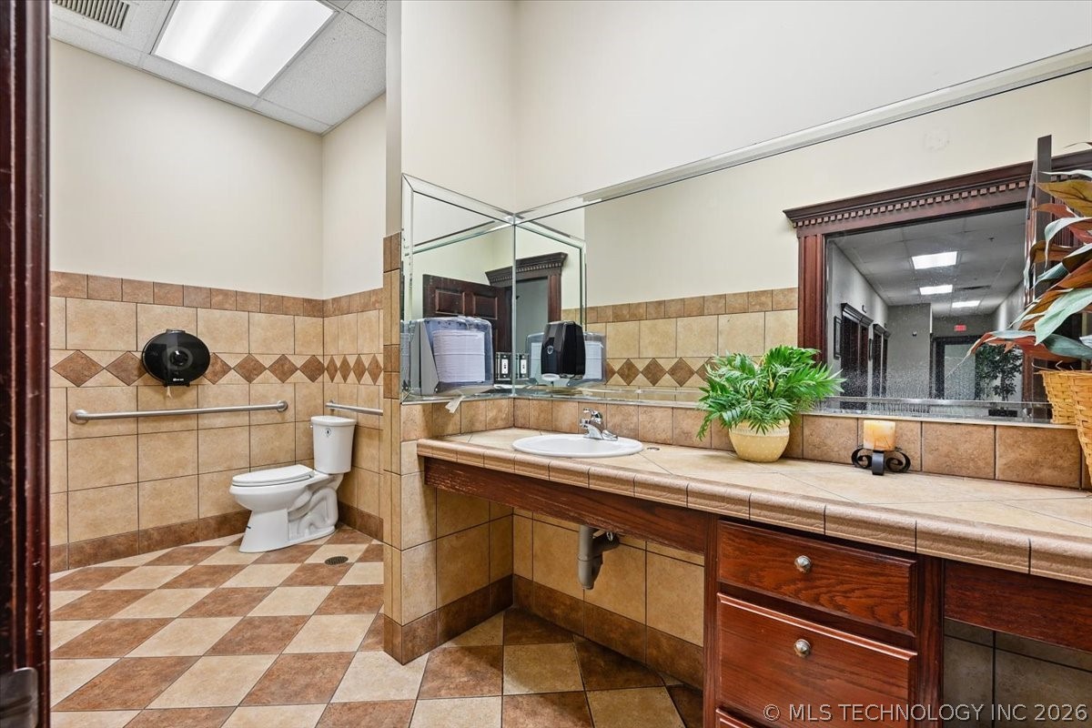 4915 S Union Avenue Property Photo 22