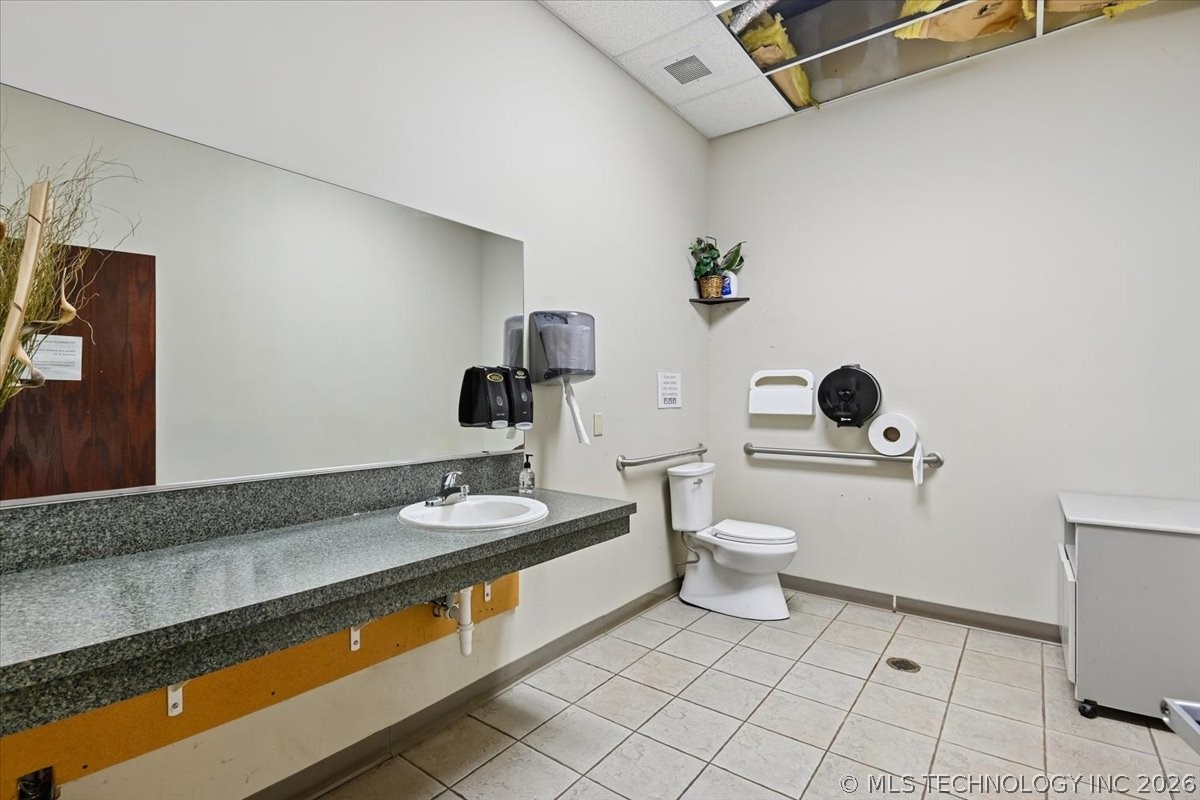 4915 S Union Avenue Property Photo 57