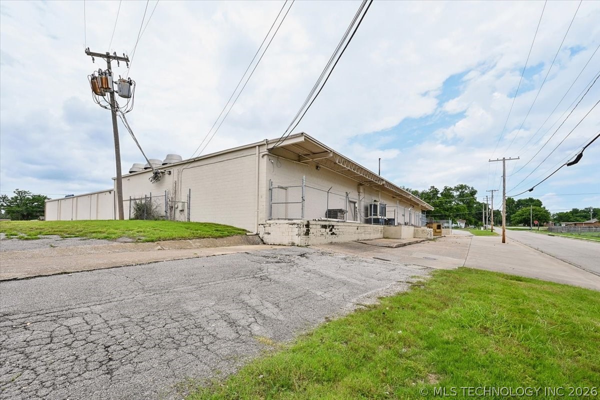 4915 S Union Avenue Property Photo 64