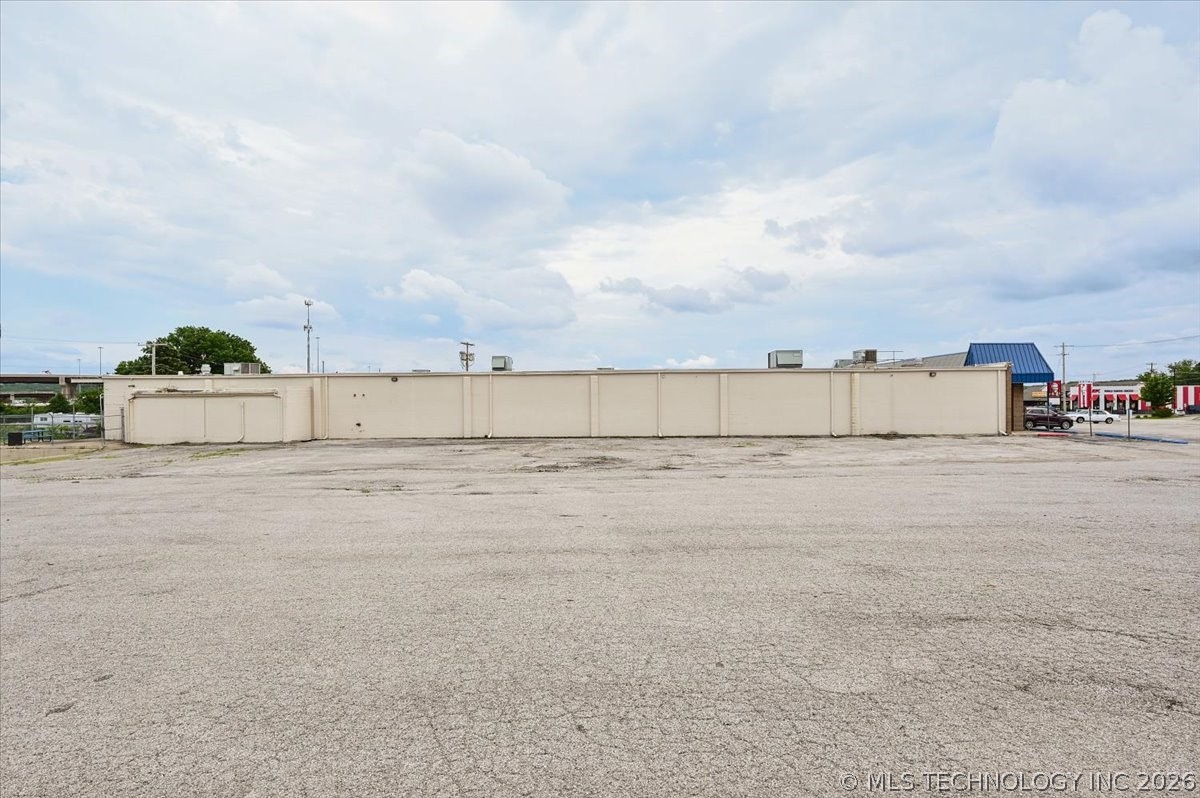 4915 S Union Avenue Property Photo 68