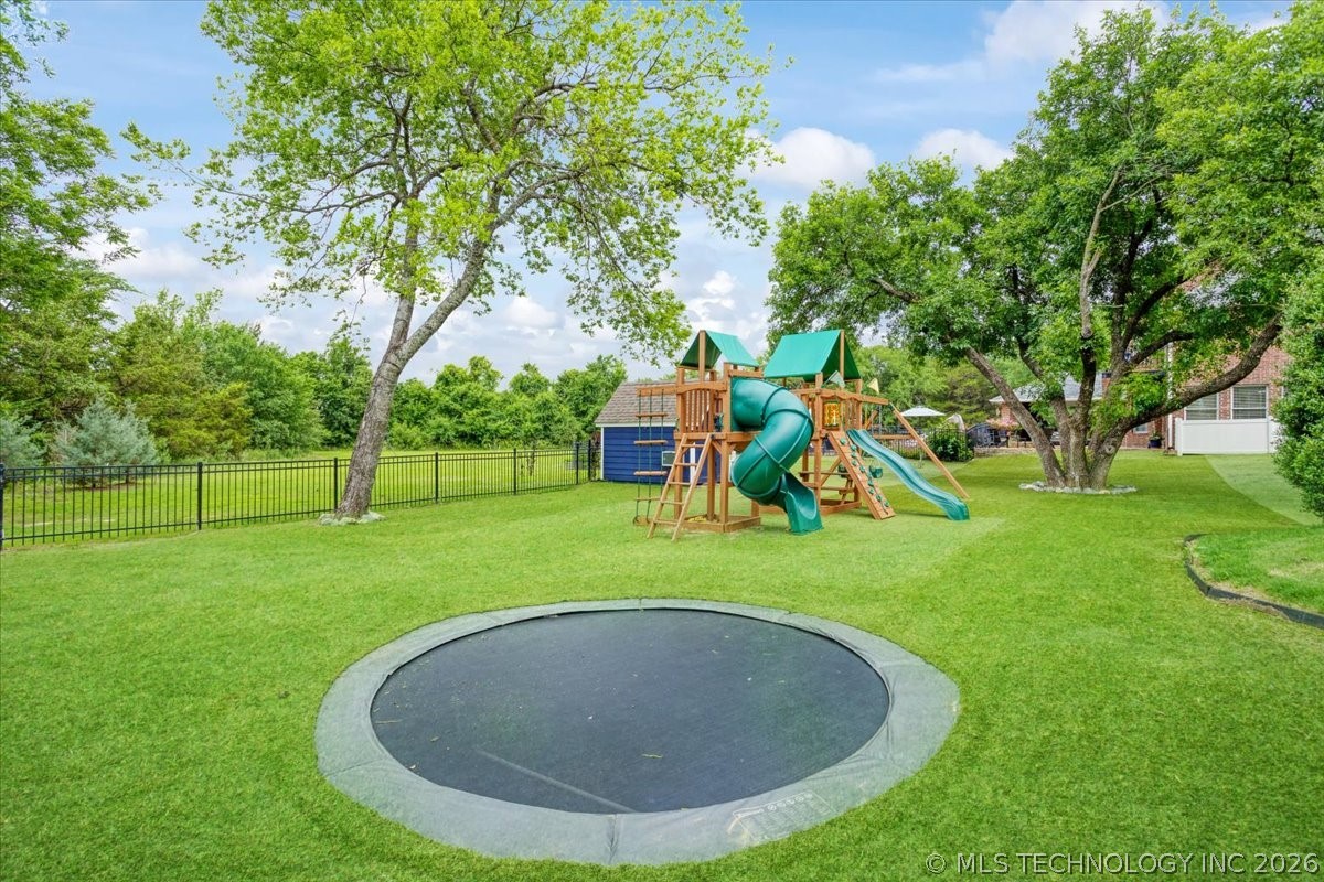 3419 Castle Court Property Photo 15