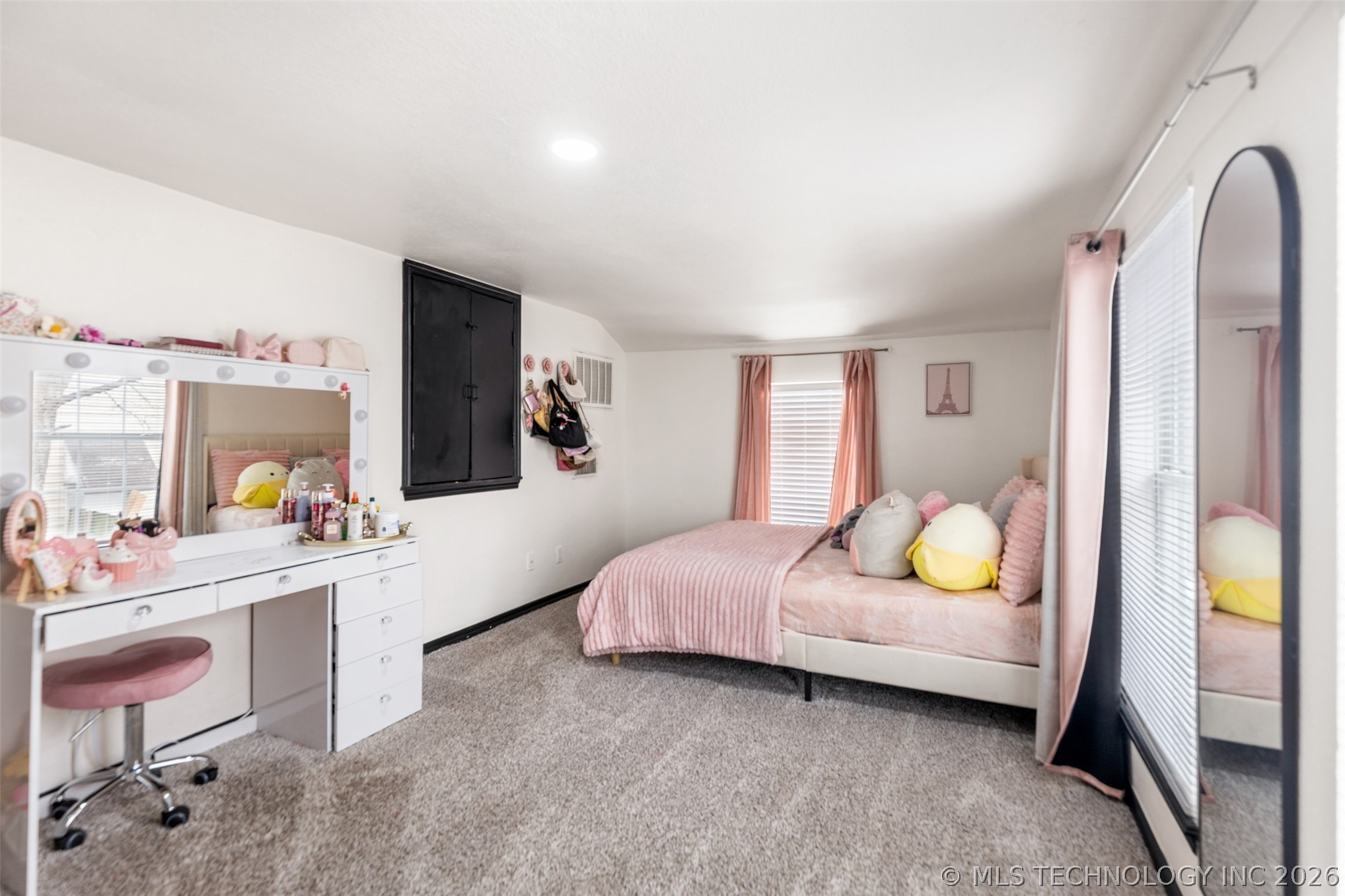 5911 E Reading Street Property Photo 6