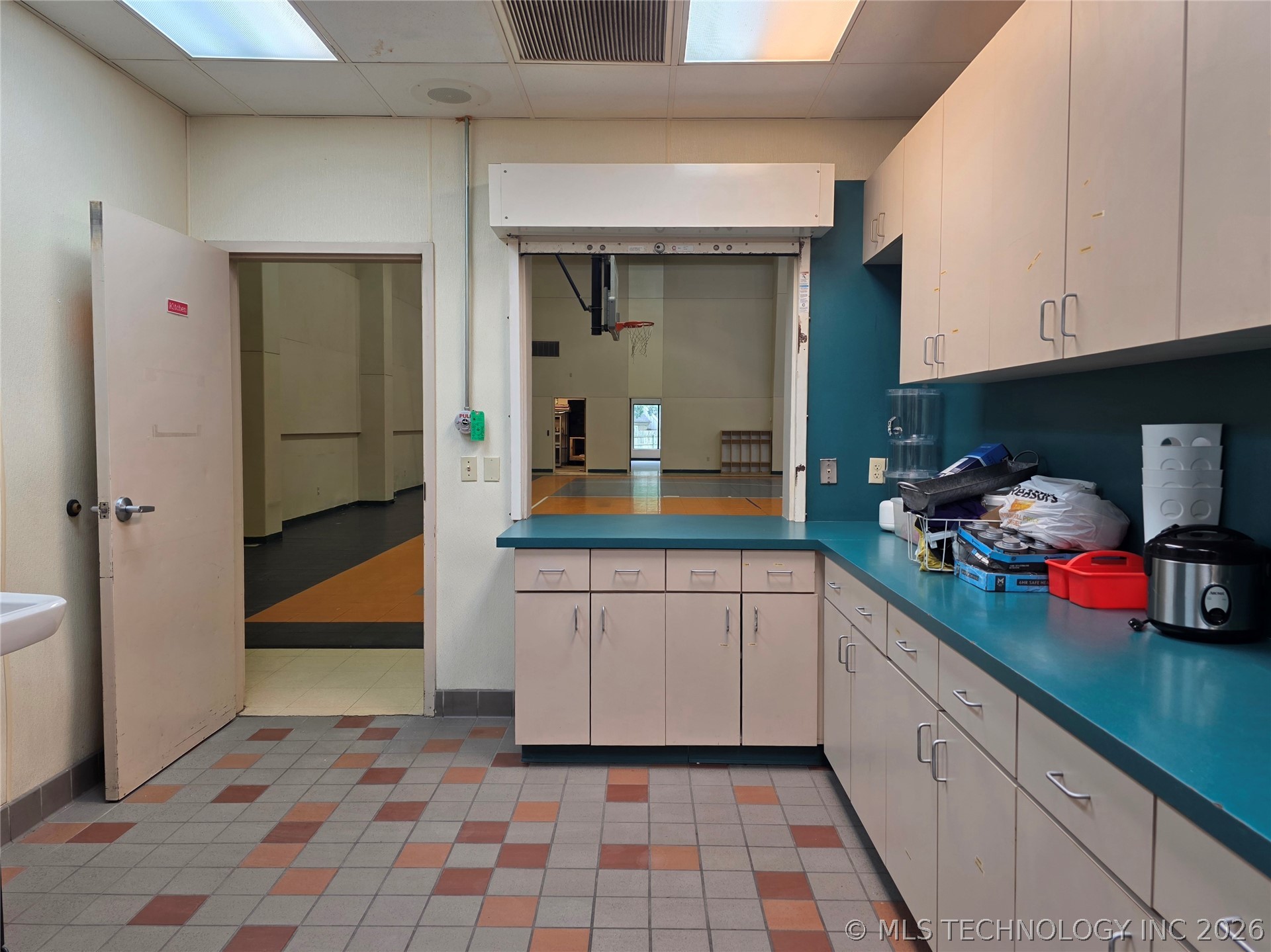 8730 E Skelly Drive Property Photo 25