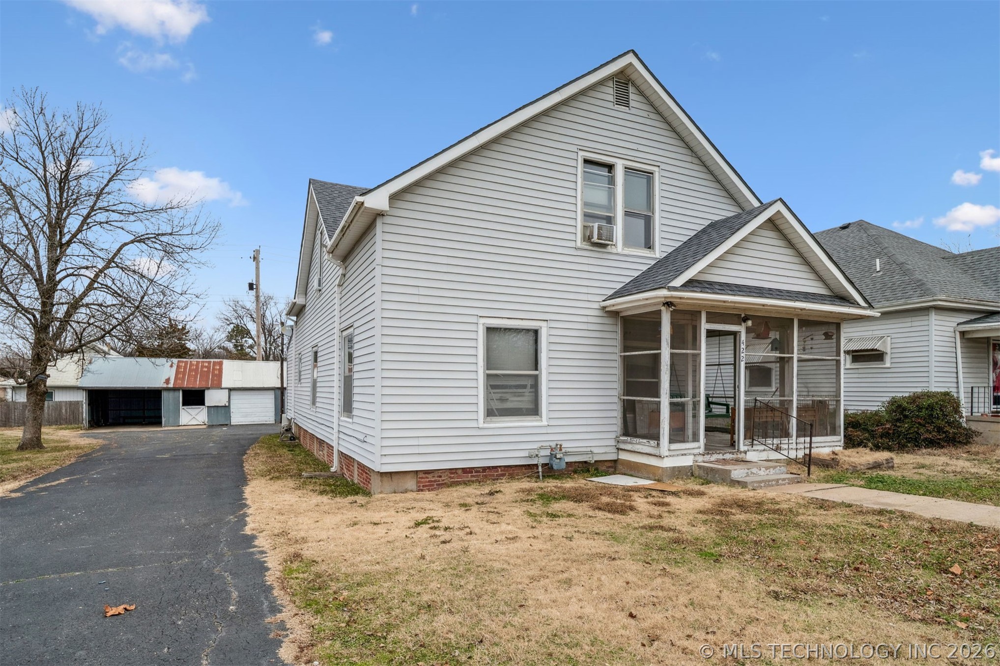 422 W Davis Drive Property Photo 2
