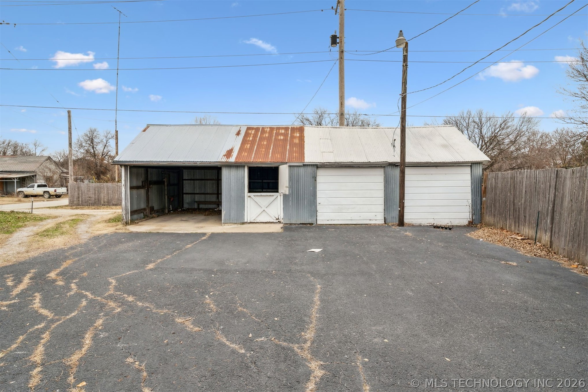 422 W Davis Drive Property Photo 3