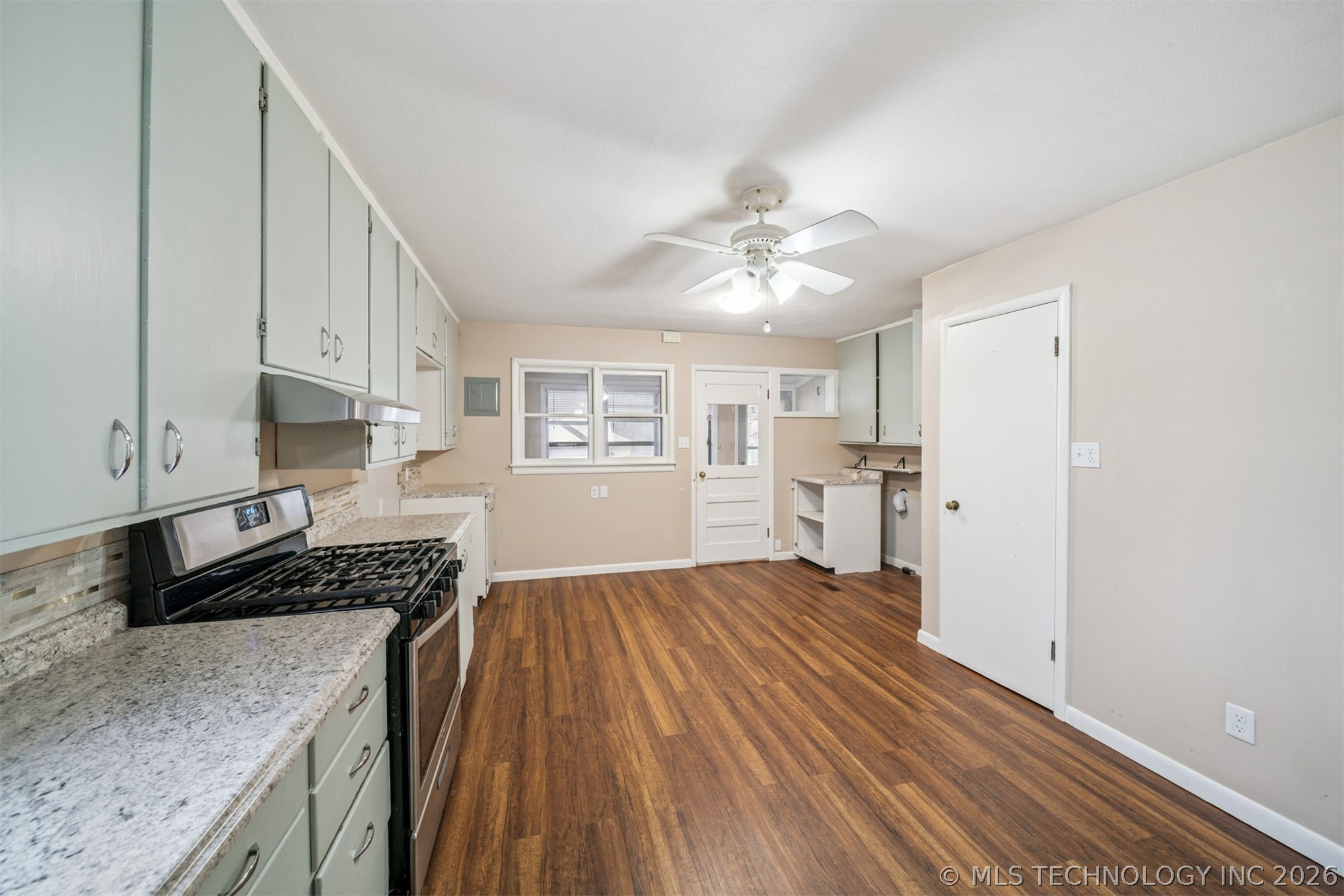 422 W Davis Drive Property Photo 6
