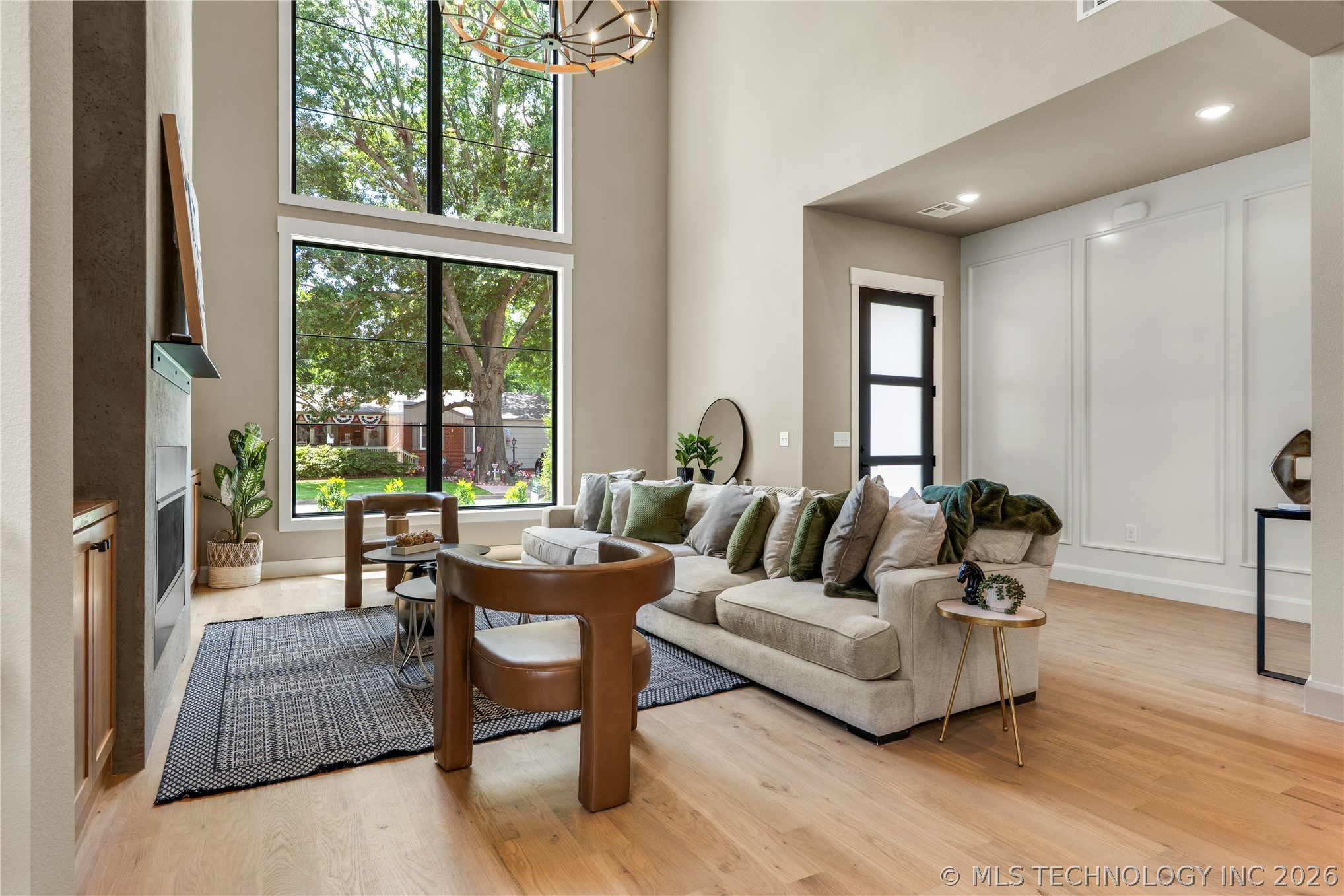 237 E 35th Place Property Photo 8