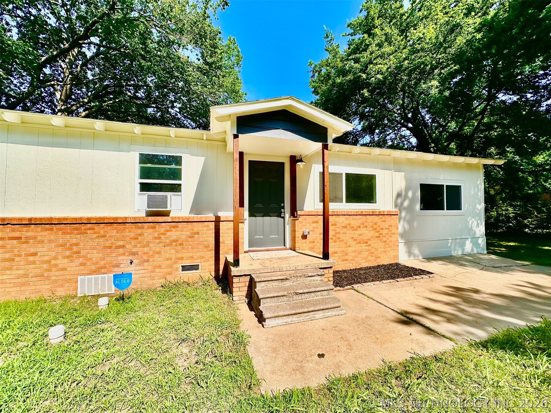 411 S 15th Property Photo 1