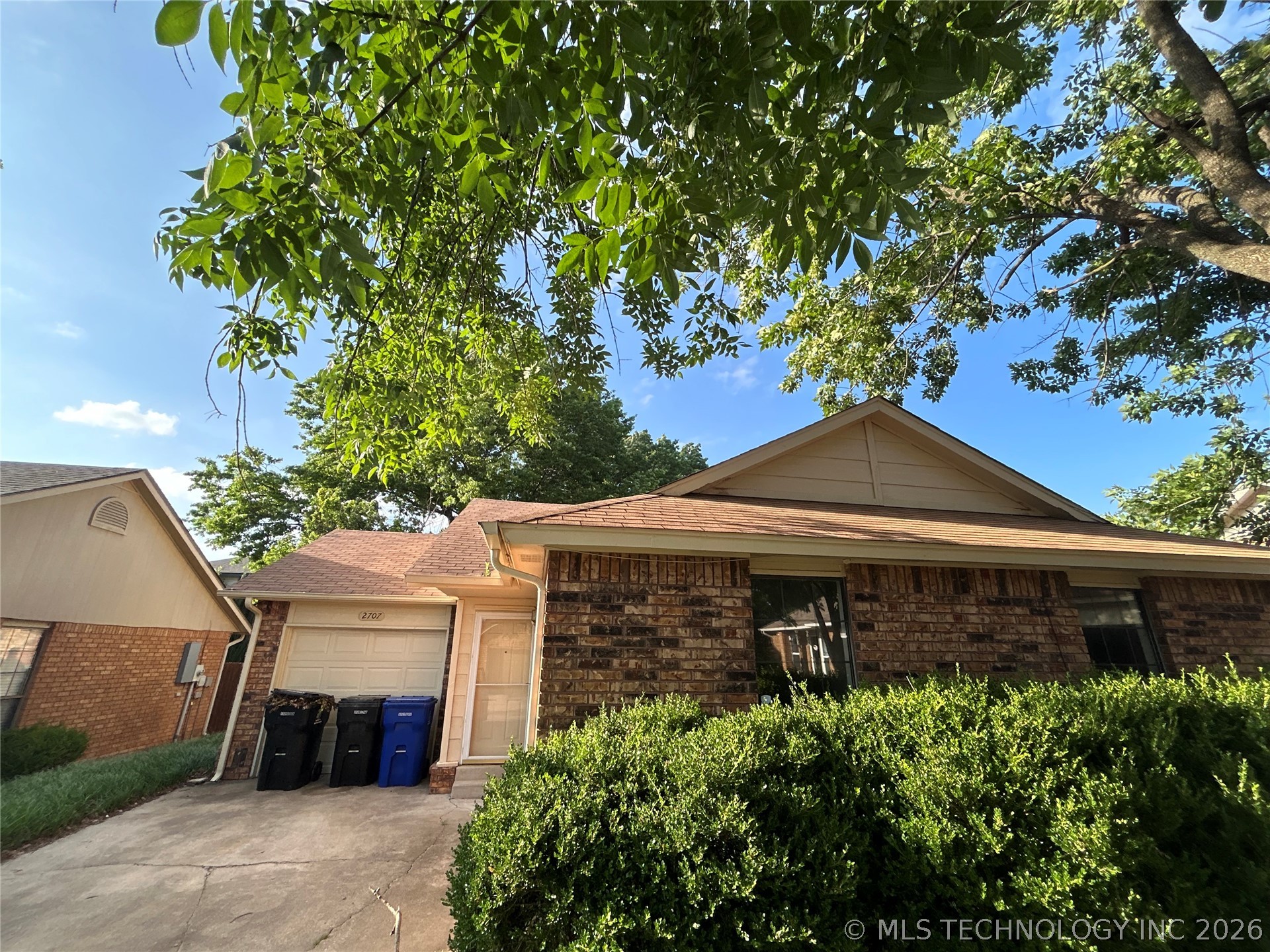 2707 S Oak Place Property Photo 1