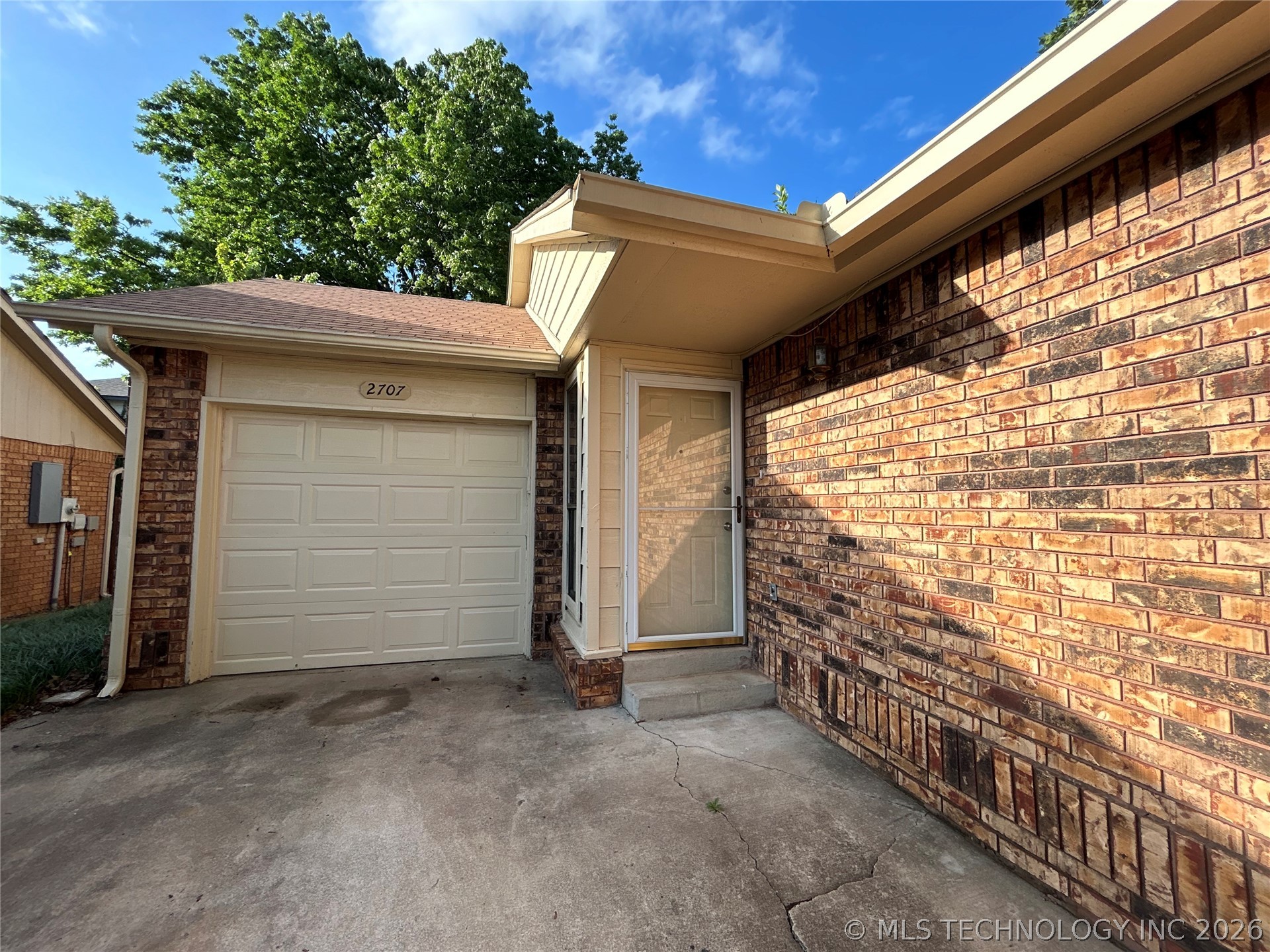 2707 S Oak Place Property Photo 3