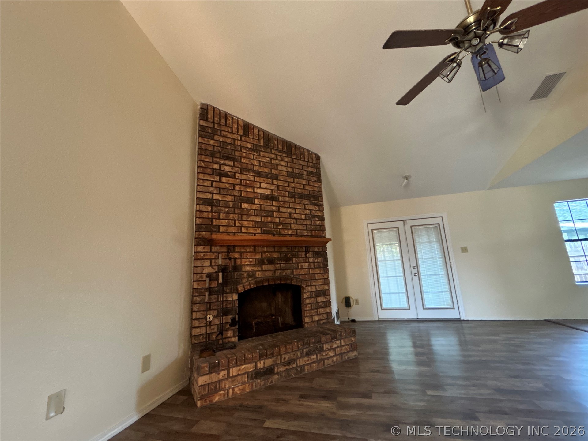 2707 S Oak Place Property Photo 4