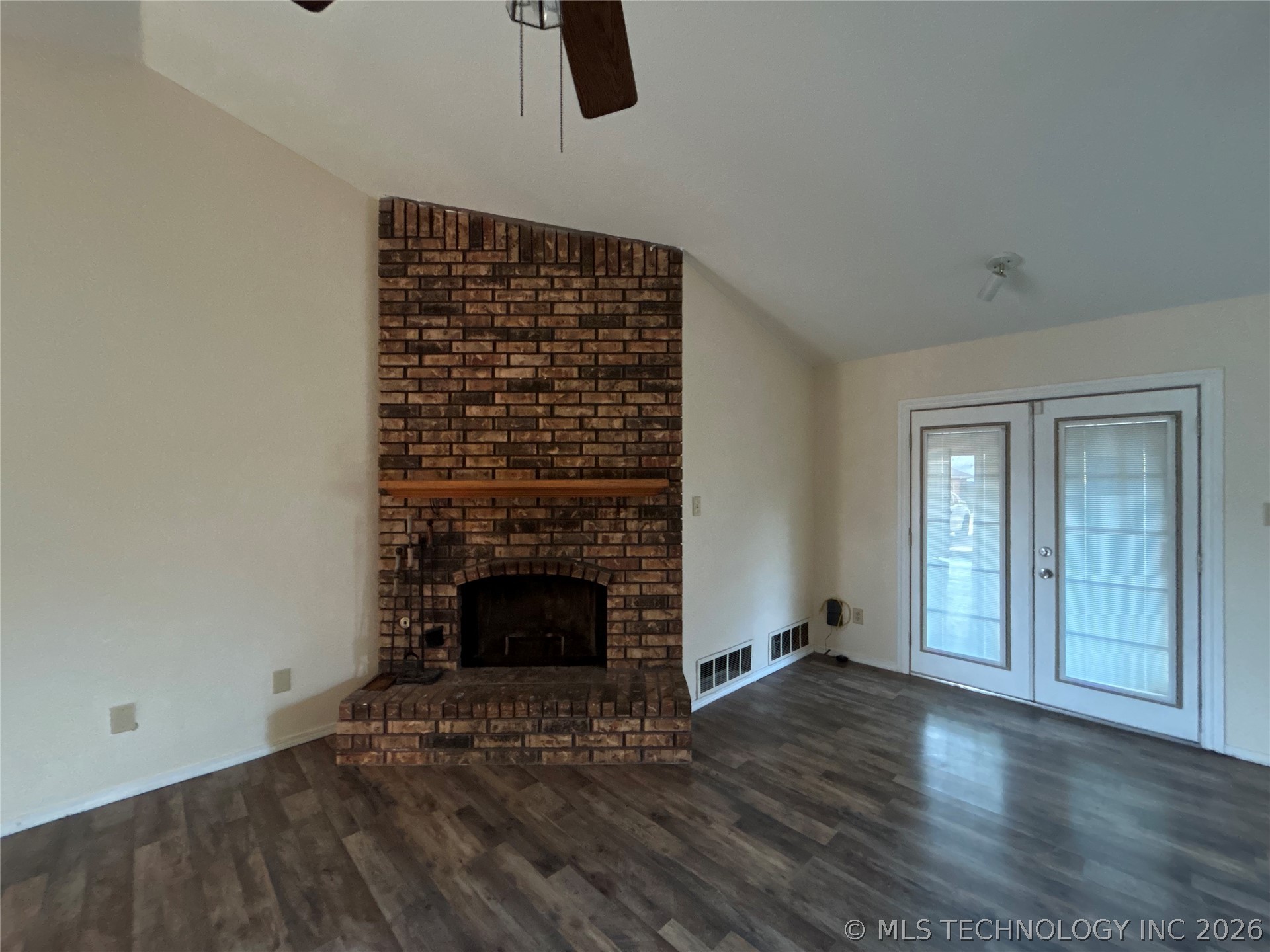 2707 S Oak Place Property Photo 5