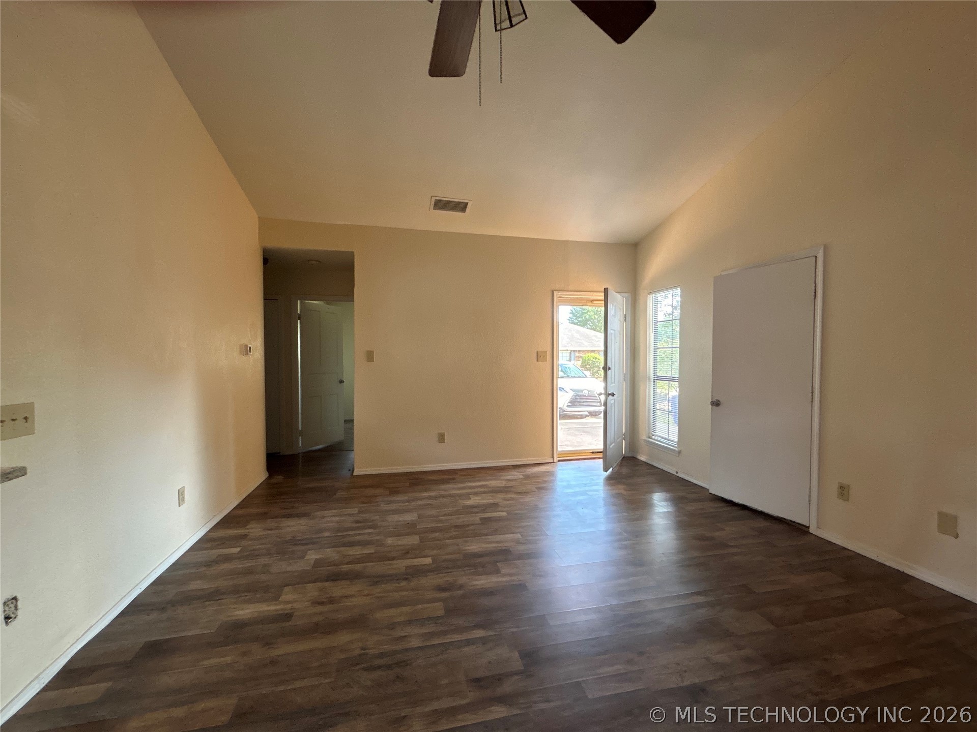 2707 S Oak Place Property Photo 6