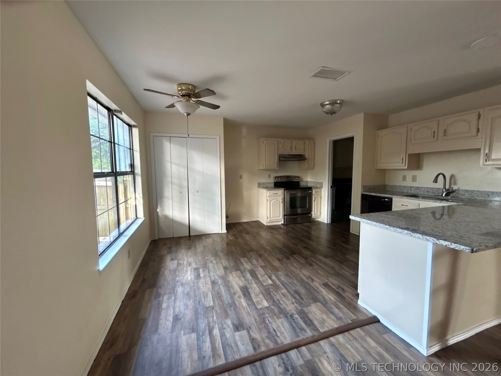 2707 S Oak Place Property Photo 8