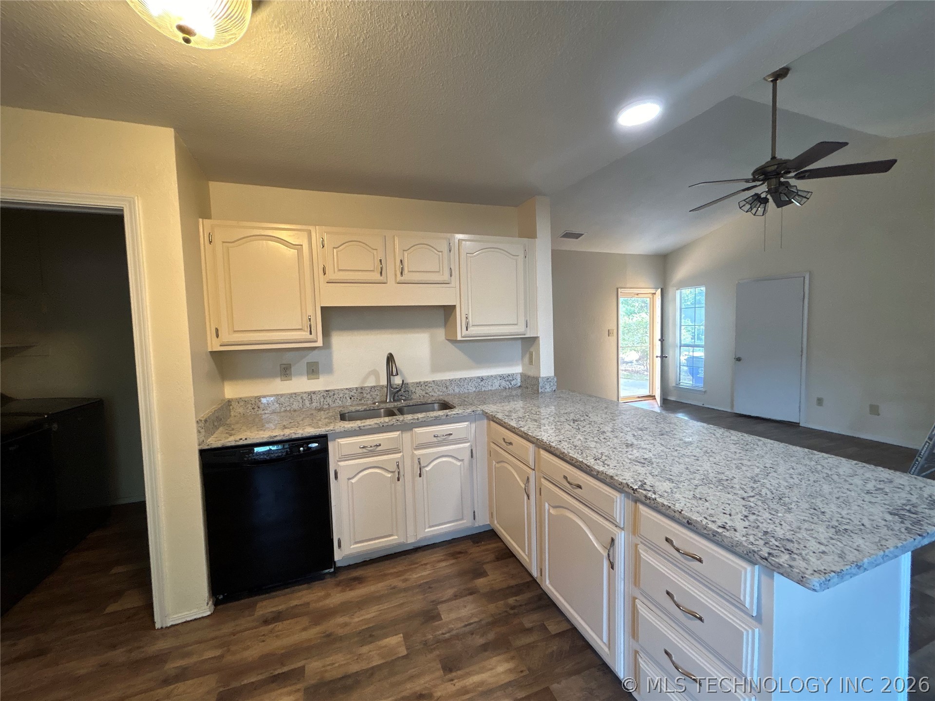 2707 S Oak Place Property Photo 9