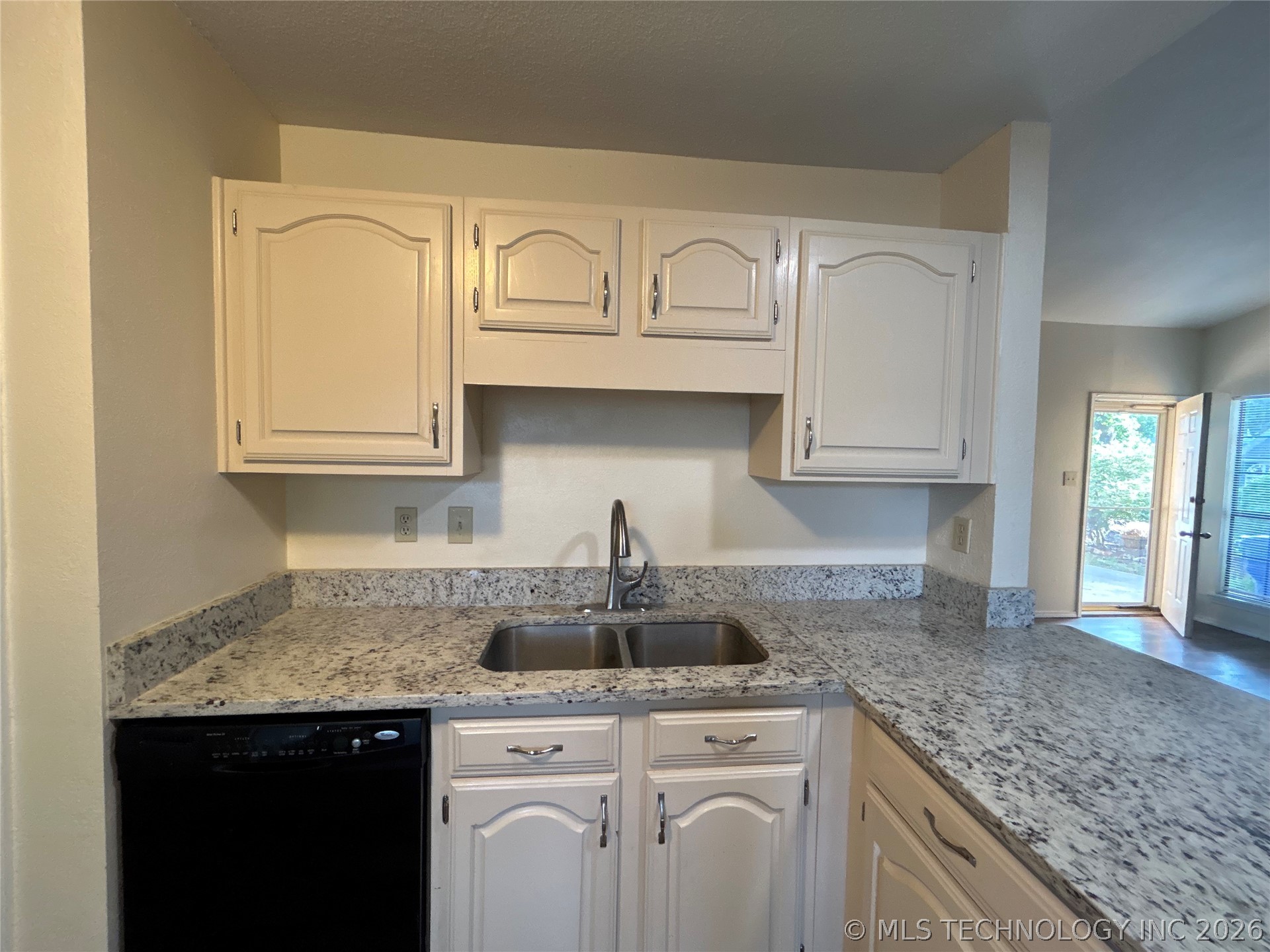 2707 S Oak Place Property Photo 10