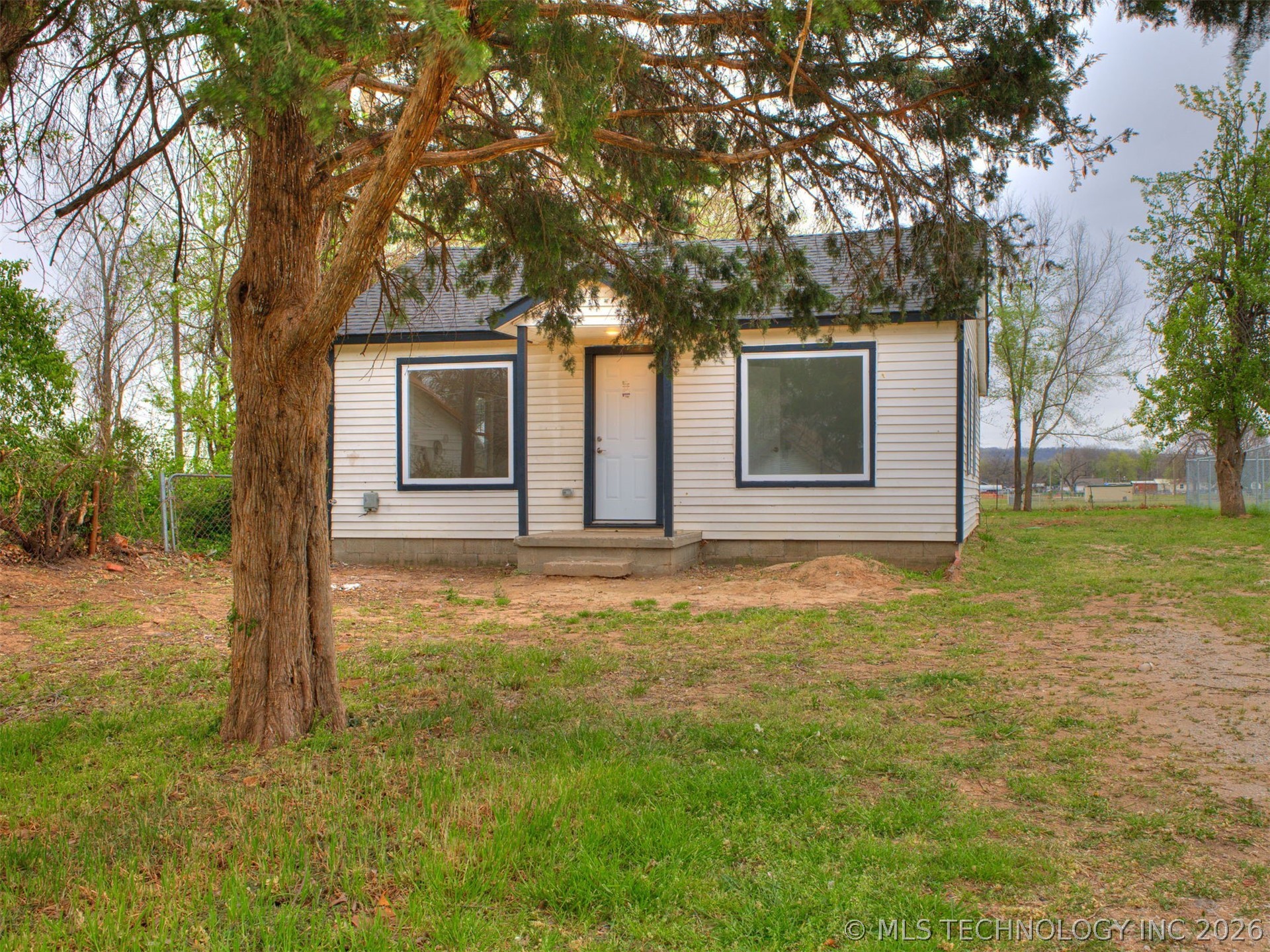 3834 W Admiral Boulevard Property Photo 2