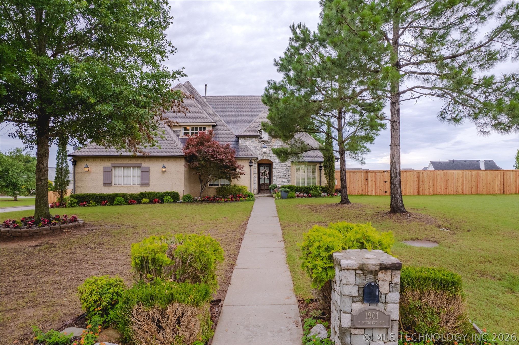 1901 E Woodland Circle Property Photo 1