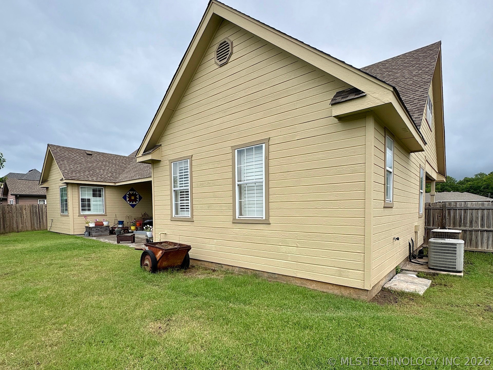 1025 E 13th Street Property Photo 16