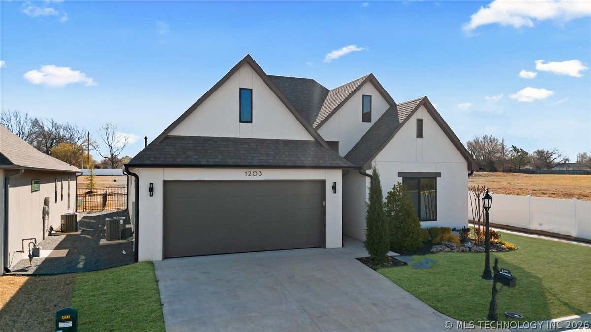 1203 N 71st Place Property Photo 5