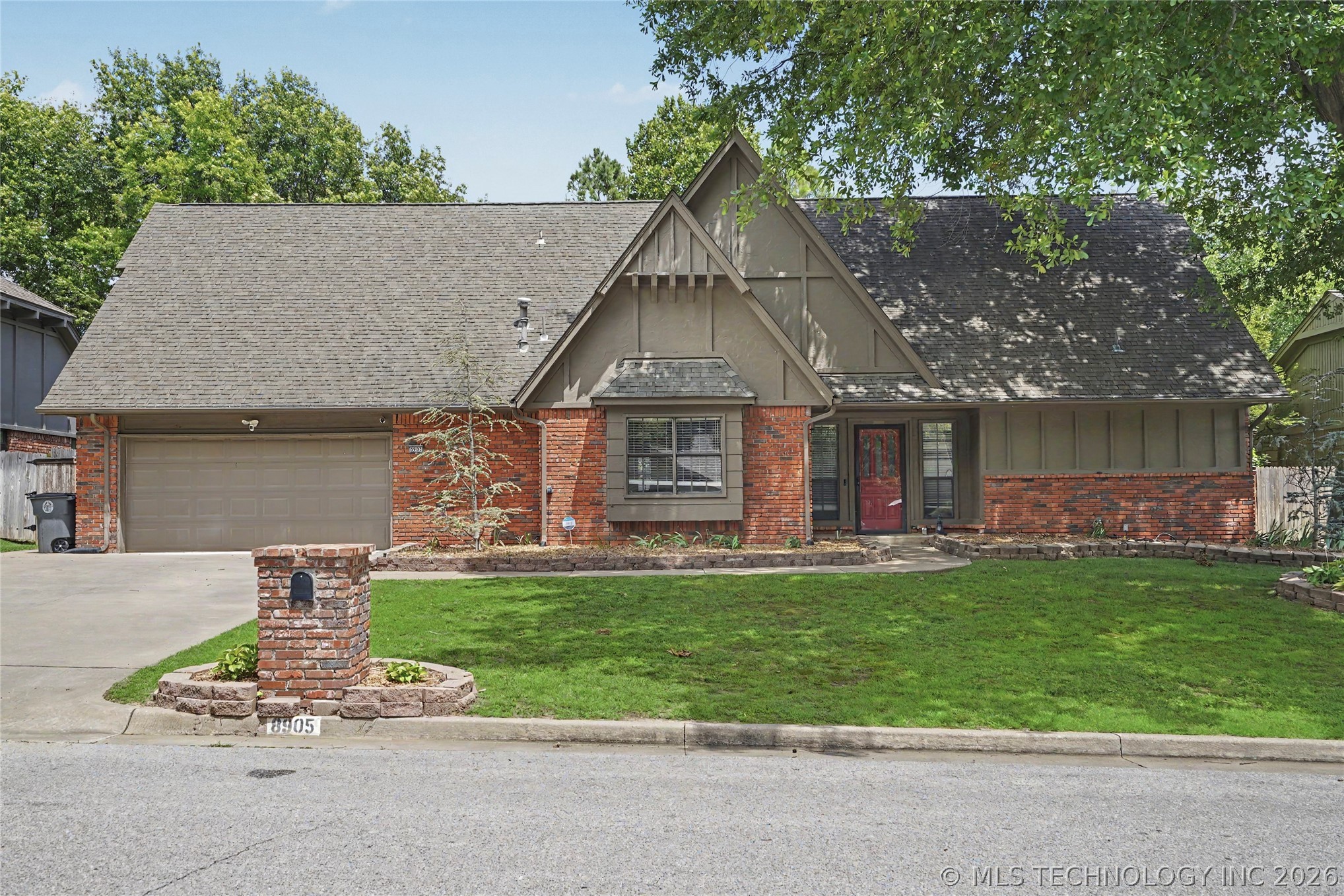 8905 S 69th Avenue Property Photo 1