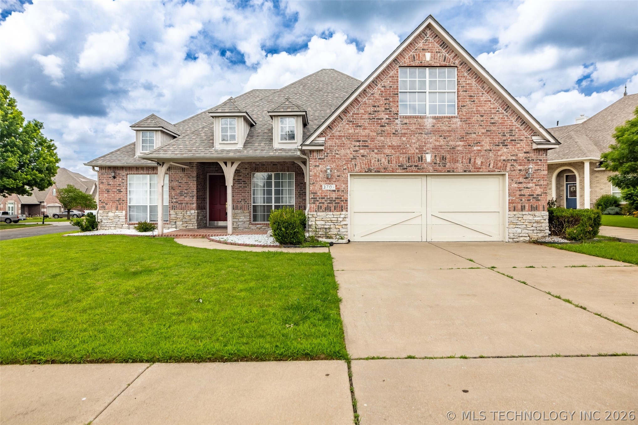 3701 N Narcissus Avenue Property Photo 1