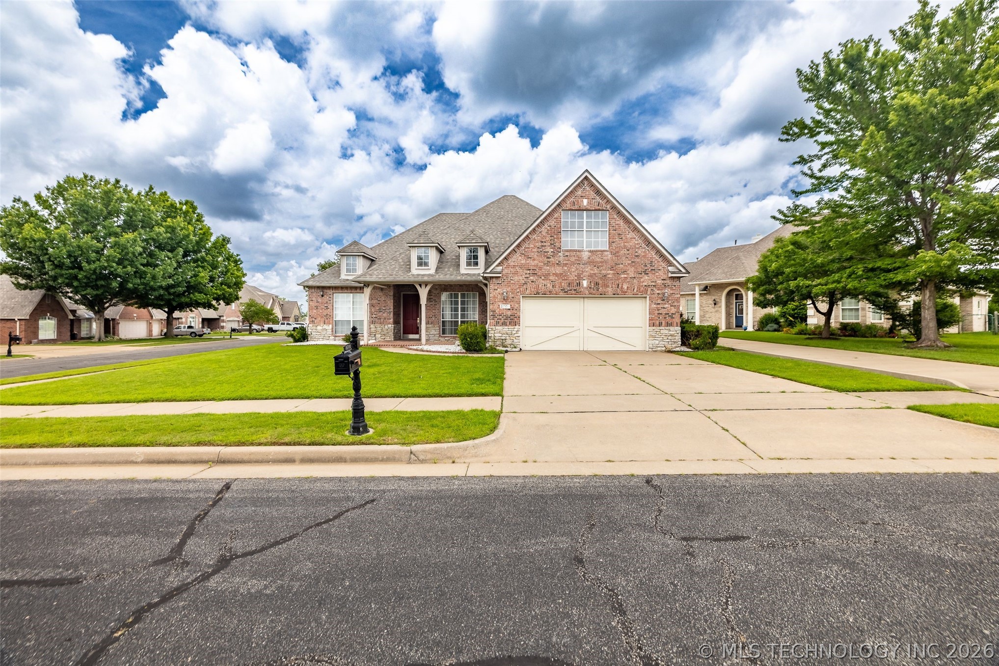 3701 N Narcissus Avenue Property Photo 2