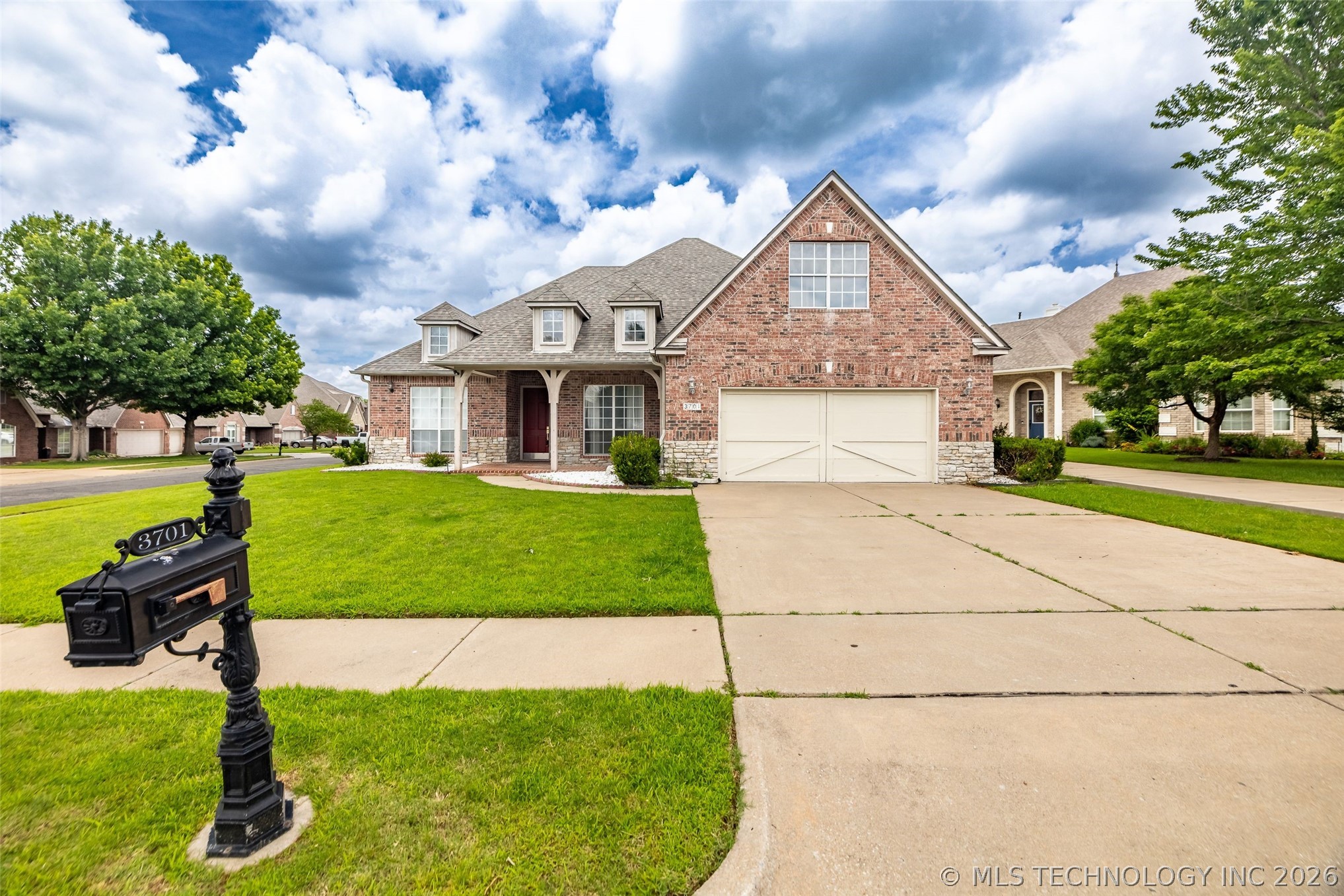 3701 N Narcissus Avenue Property Photo 4