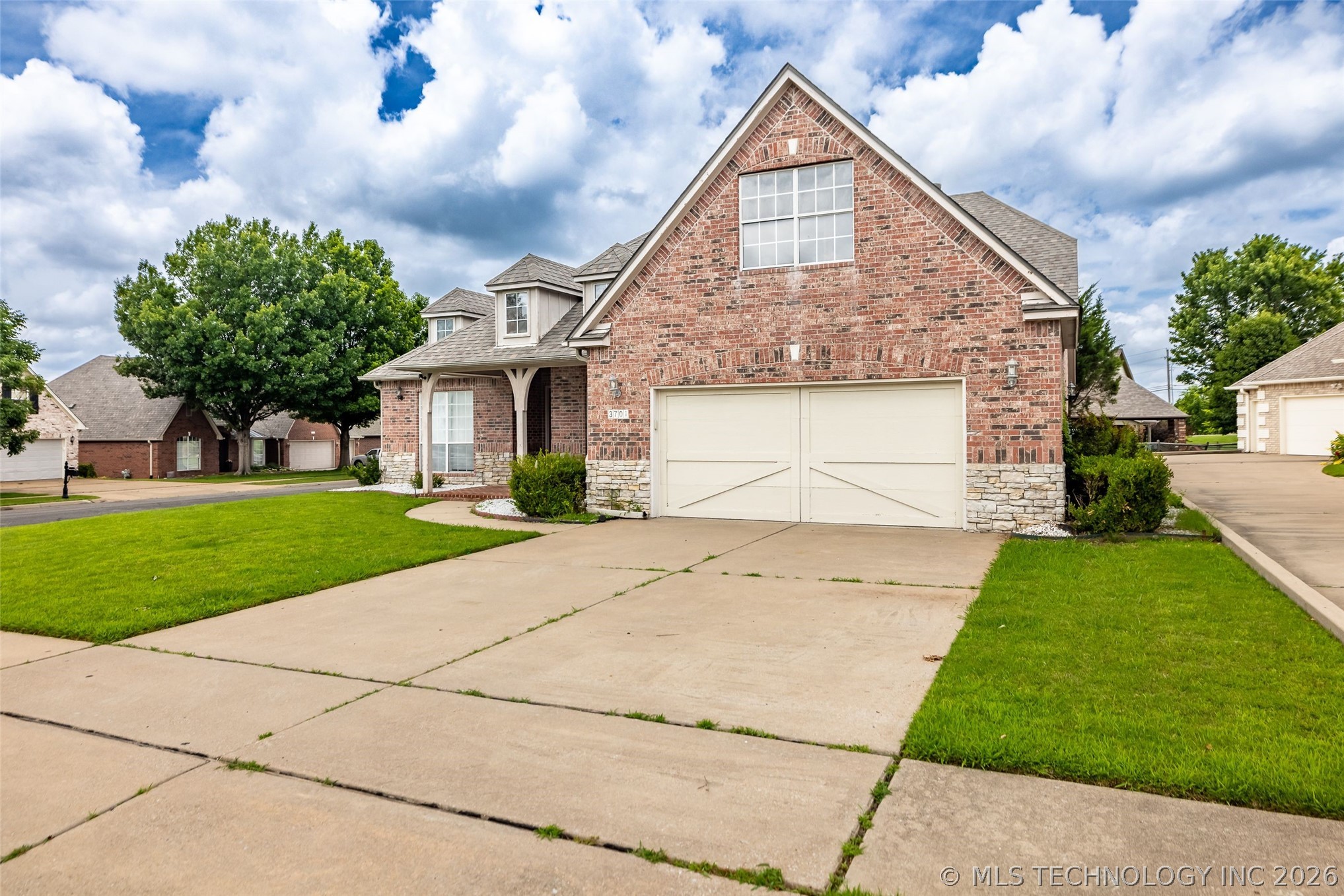3701 N Narcissus Avenue Property Photo 6
