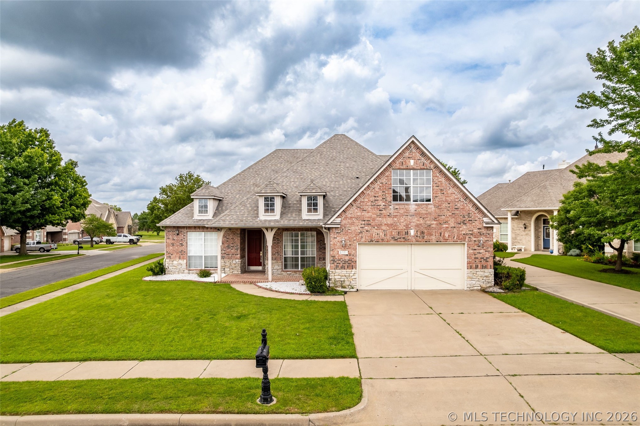 3701 N Narcissus Avenue Property Photo 9