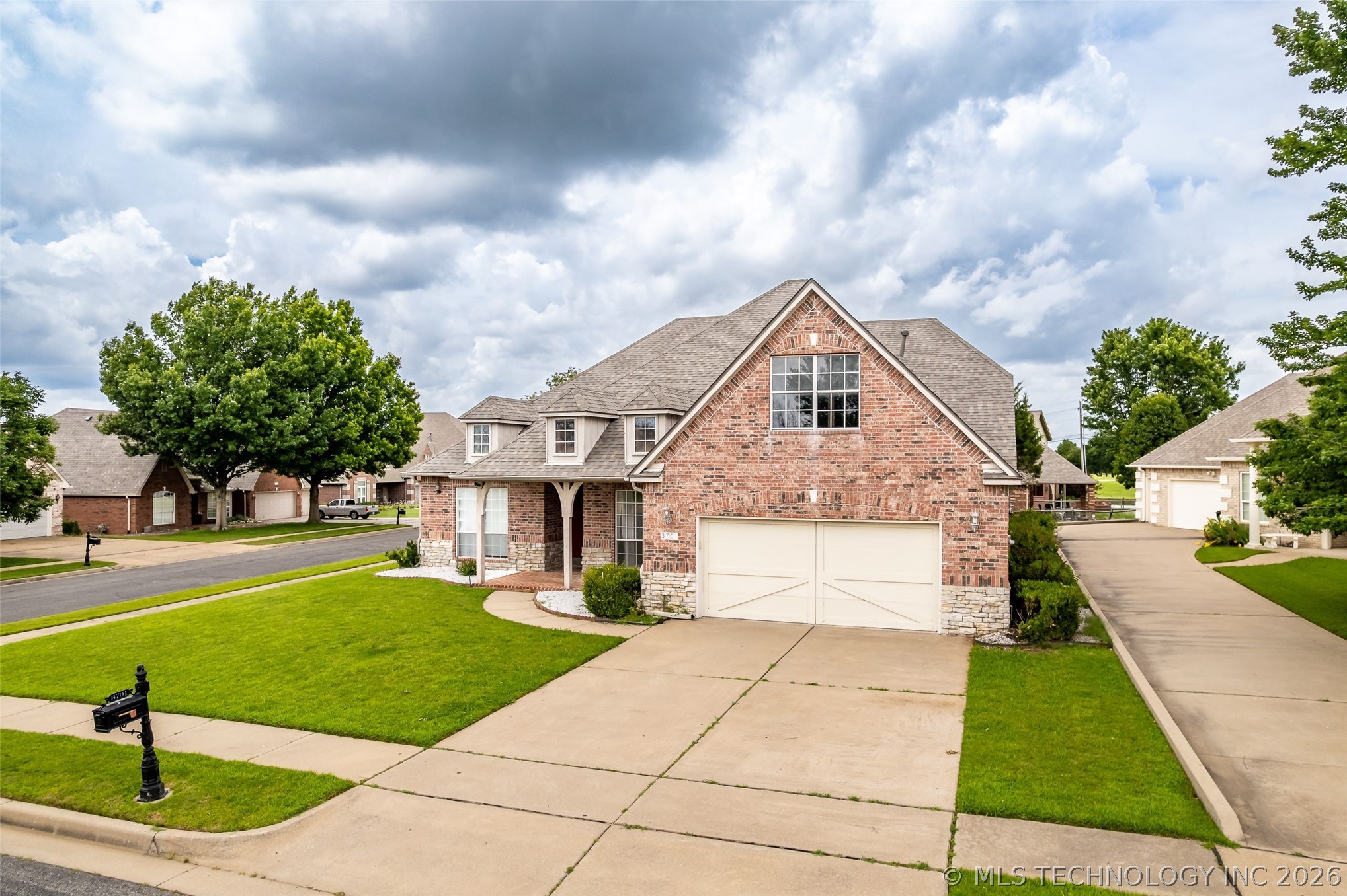 3701 N Narcissus Avenue Property Photo 10