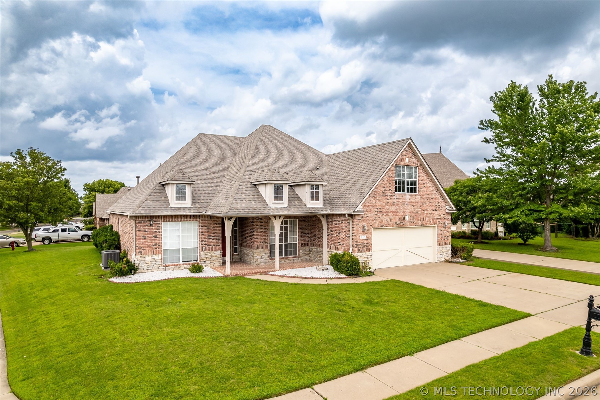 3701 N Narcissus Avenue Property Photo 11