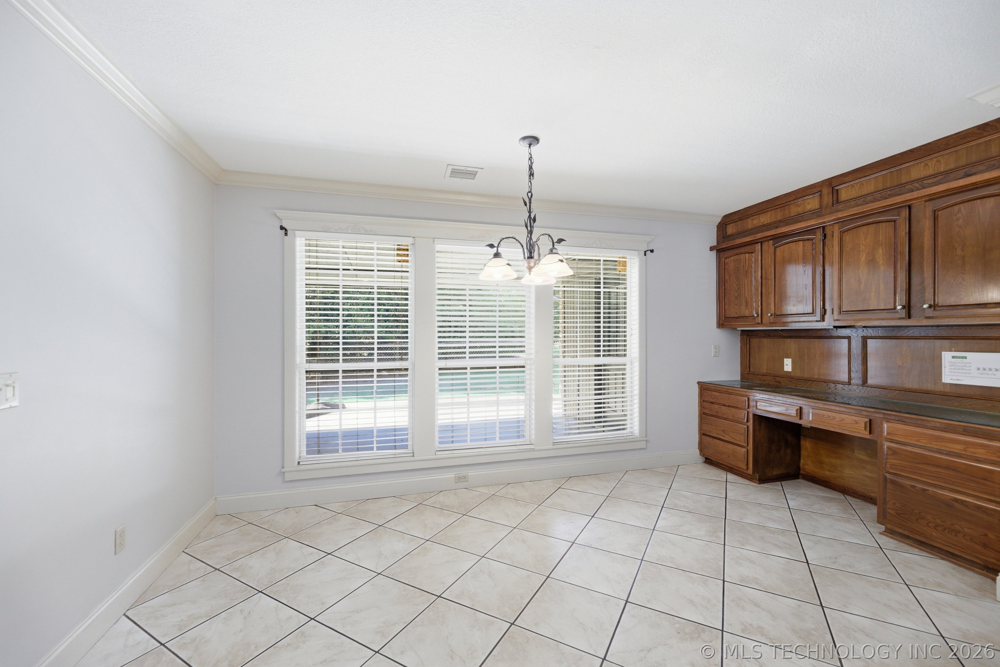 501 E Winston Circle Property Photo 6