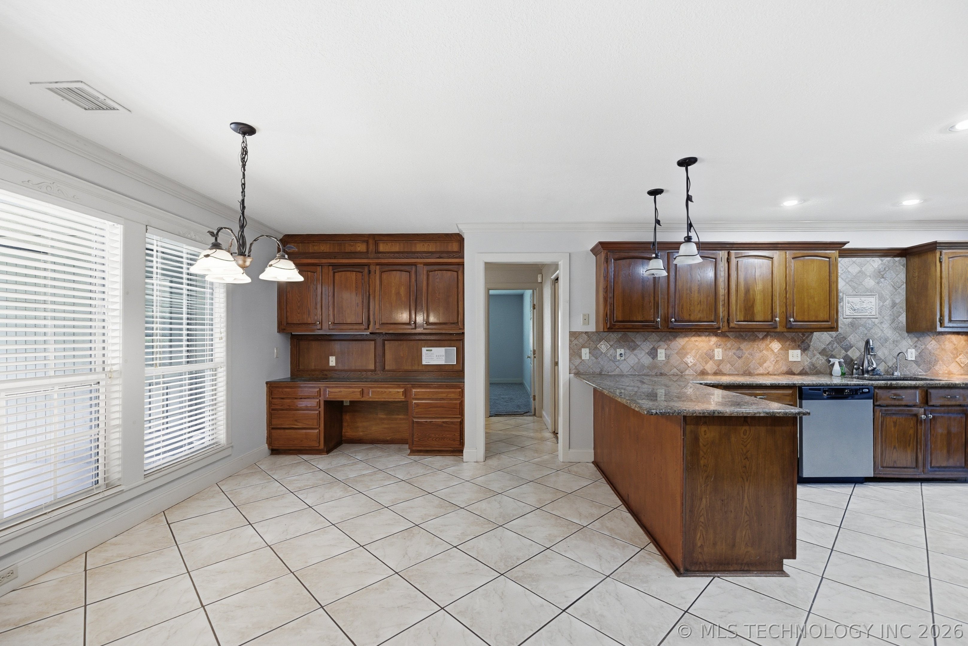 501 E Winston Circle Property Photo 7