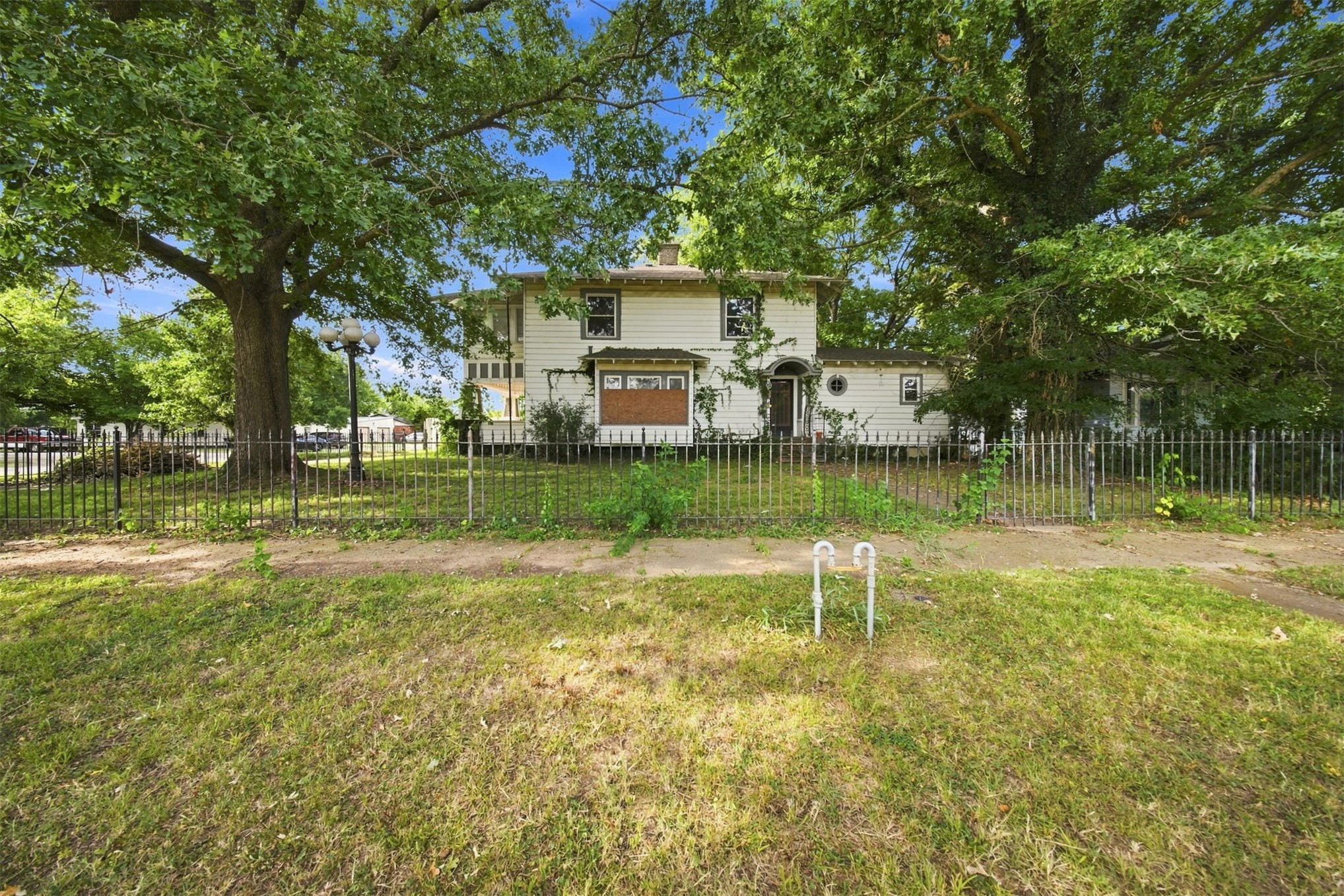 124 E 2nd Property Photo 2