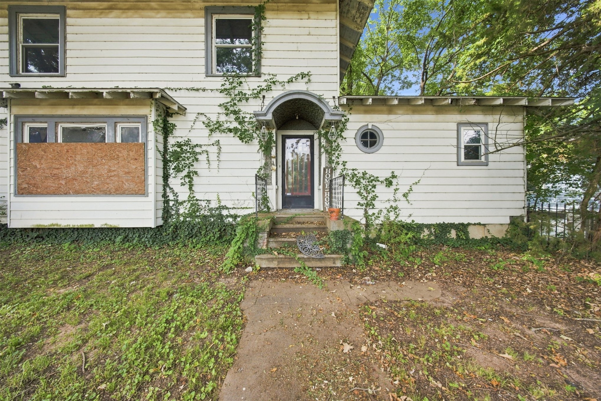 124 E 2nd Property Photo 3