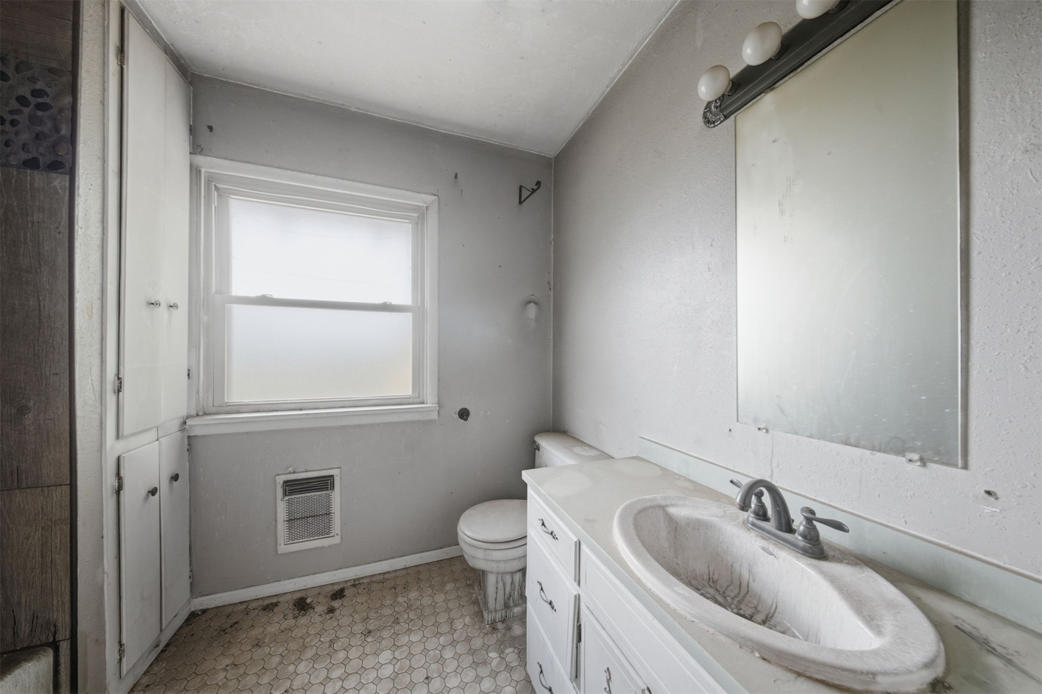 124 E 2nd Property Photo 13