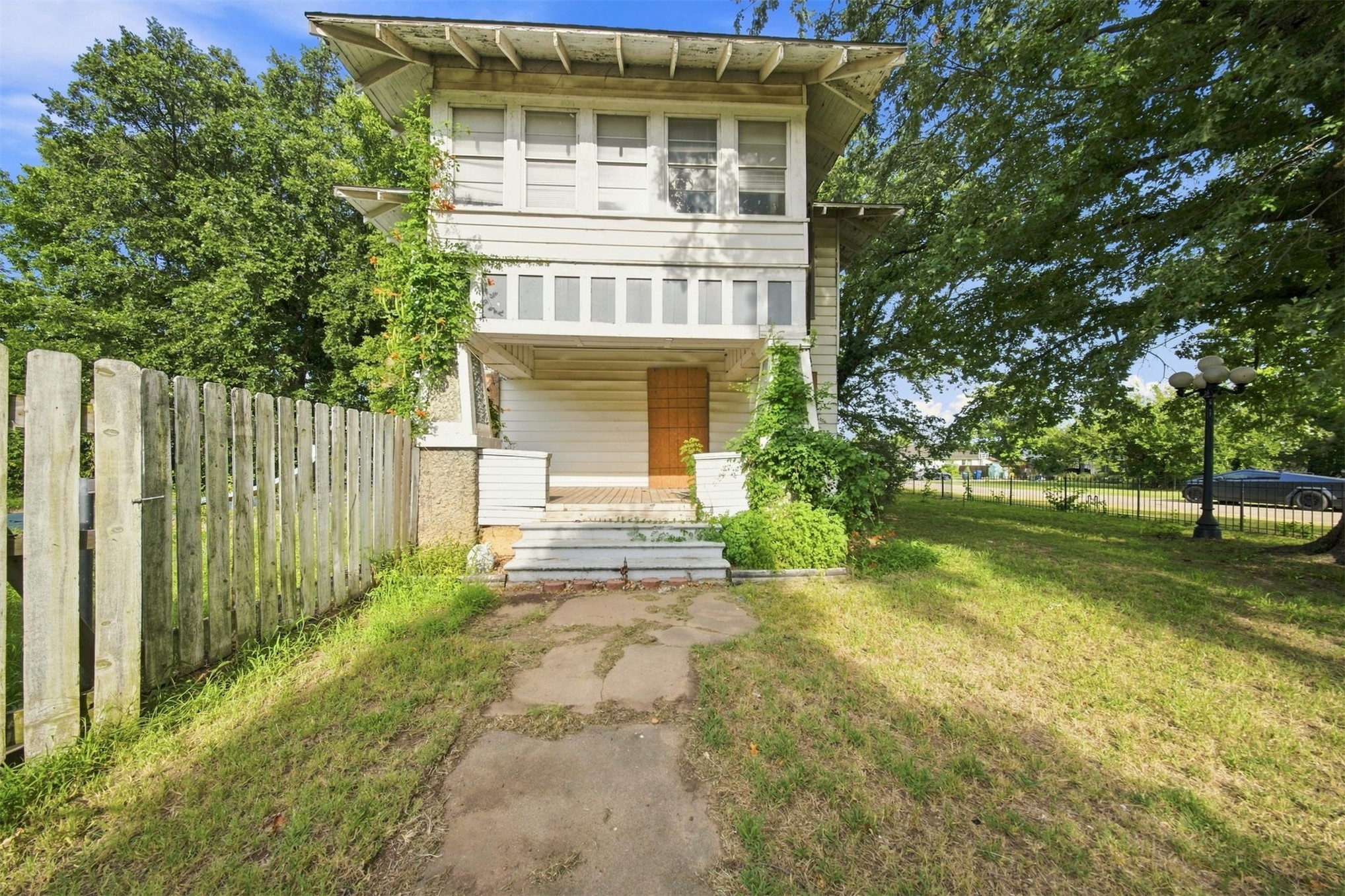 124 E 2nd Property Photo 31